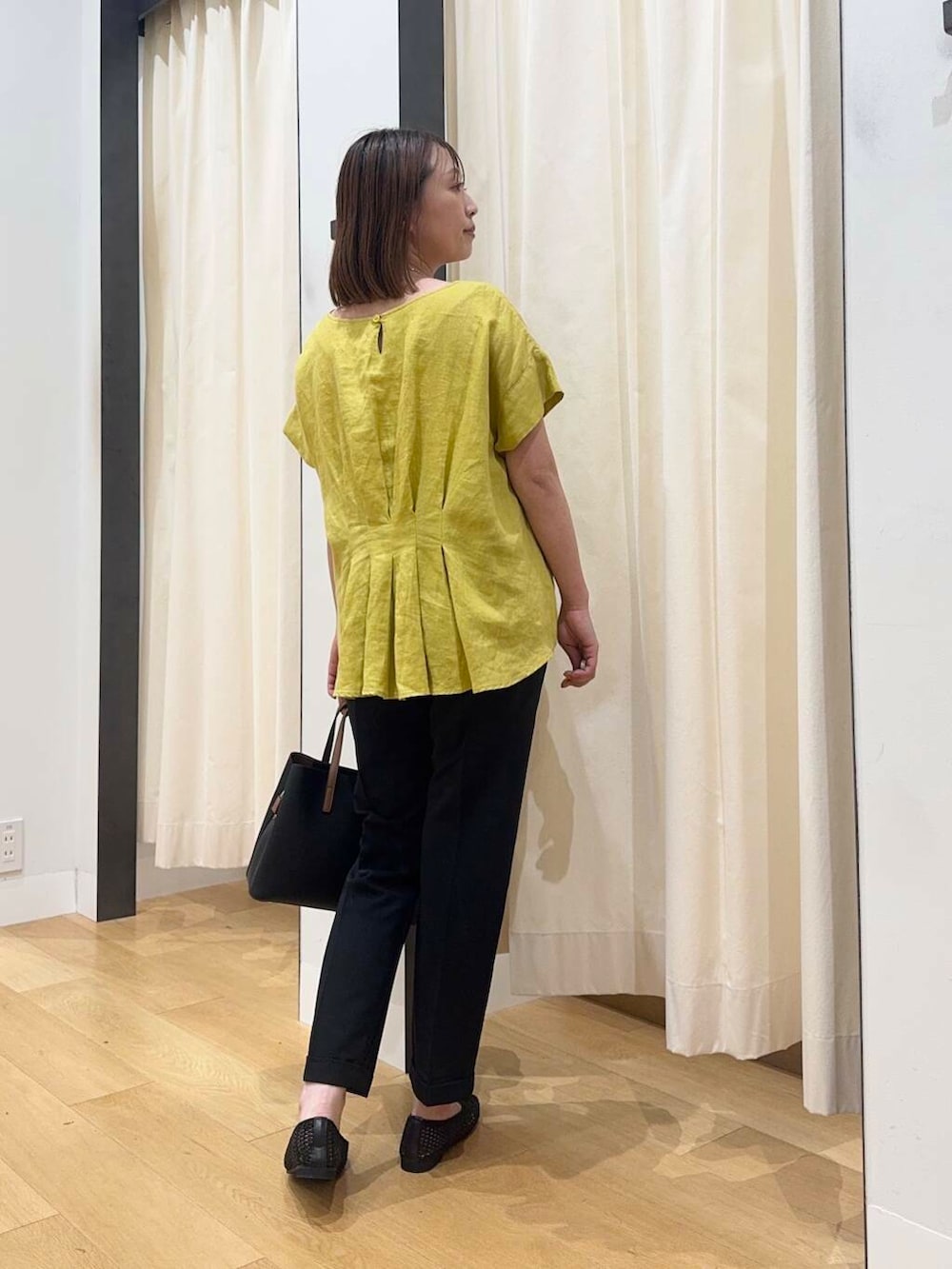 「シンプルコーデ、低身長、newarrival、休日スタイル、低身長コーデ、urstore、154cm、骨格ストレート、イエベ春、30代前半、ストレート×イエベ春、夏の快適通勤コーデ、私が選ぶセールアイテム25ss」｜「RODE SKOの『ドラマ着用商品』チャーム付ミドルバッグ『Msize』（トートバッグ、ブラック系）」を使った、maikoさん（レディース・154cm）の夏コーディネートの4枚目の写真