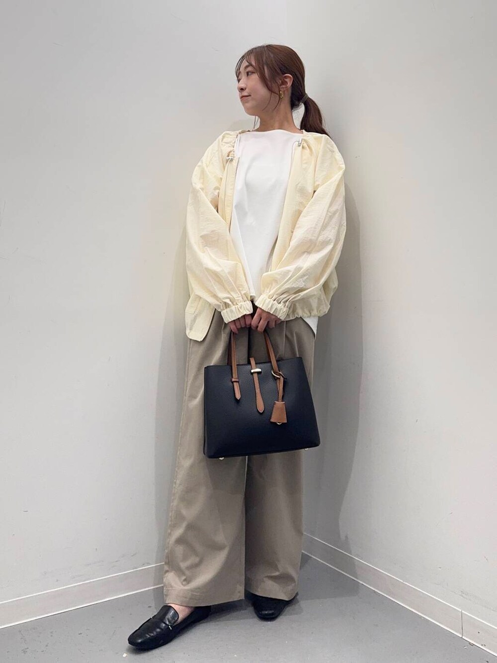 「シンプルコーデ、低身長、newarrival、休日スタイル、低身長コーデ、urstore、154cm、骨格ストレート、イエベ春、30代前半、最旬オフィスコーデ、ストレート×イエベ春、サマシェア」｜「RODE SKOの『MADE IN JAPAN』スクエアトゥプチメタルローファー（ローファー、ブラック系）」を使った、maikoさん（レディース・154cm）の春コーディネートの5枚目の写真