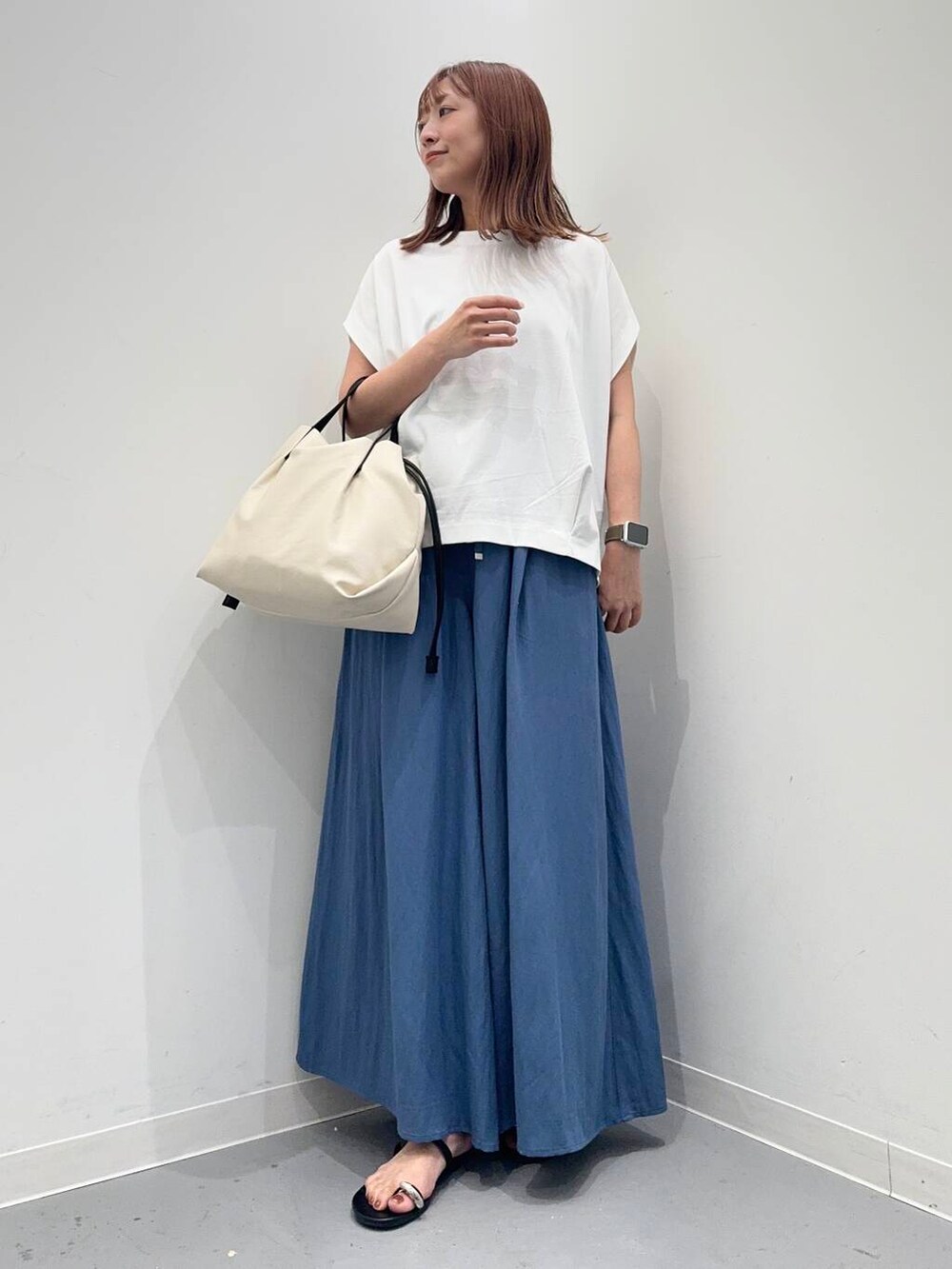 ホワイト系のTシャツ/カットソー、ホワイト系のショルダーバッグ、ブラック系のサンダルを着用したレディースの夏コーディネートの2枚目の写真