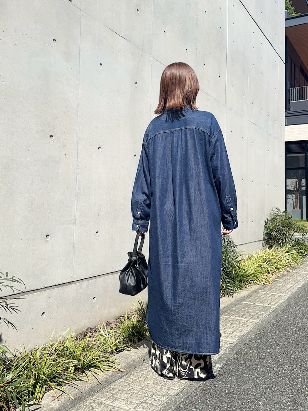 ブルー系のワンピース、ブラック系のその他パンツ、ブラック系のショルダーバッグを着用したレディースの秋コーディネートの4枚目の写真