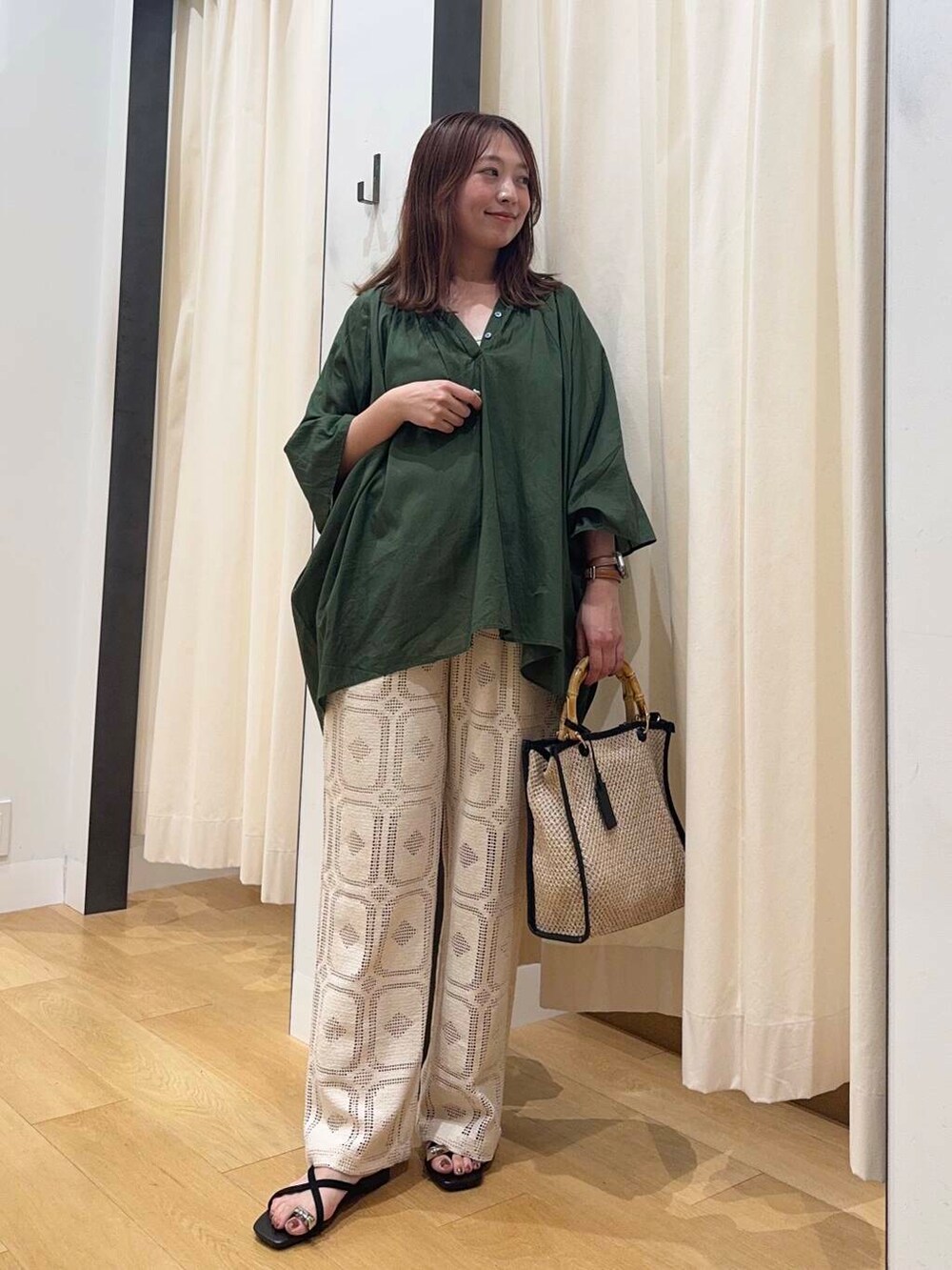 グリーン系のシャツ/ブラウス、ベージュ系のその他パンツ、ブラック系のショルダーバッグを着用したレディースの夏コーディネートの3枚目の写真