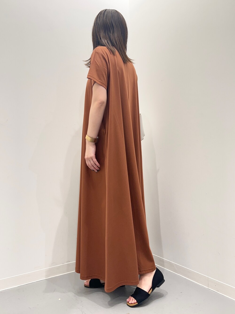 ブラウン系のワンピース、ブラック系のサンダルを着用したレディースの夏コーディネートの4枚目の写真