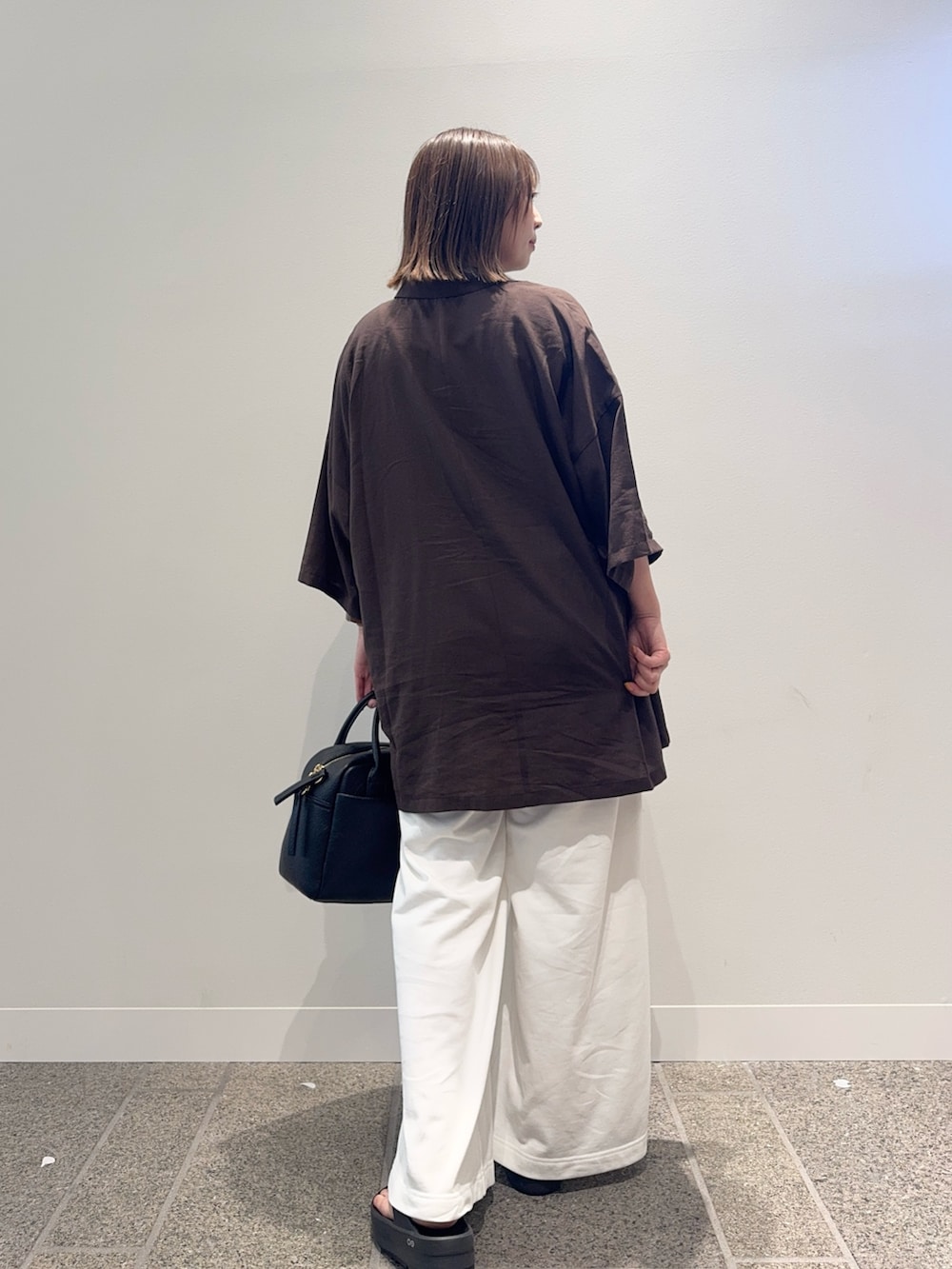 「urstore、154cm、154cmコーデ、骨格ストレート、低身長コーデ、低身長、晩夏カラーコーデ、カジュアル、カジュアルコーデ、ブラウン、シンプルスタイル、旅行コーデ、30代コーデ」｜「URBAN RESEARCHのハーフスリーブシアーワイドシャツ（シャツ/ブラウス、ブラウン系）」を使った、maikoさん（レディース・154cm）の夏コーディネートの4枚目の写真