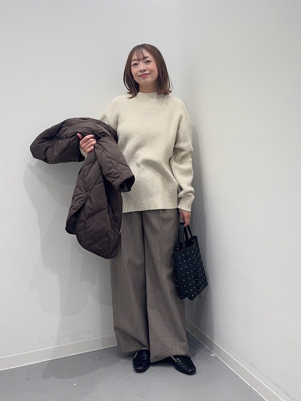 ブラウン系のダウンジャケット/コート、グリーン系のその他パンツ、ブラック系のローファーを着用したレディースの冬コーディネートの5枚目の写真