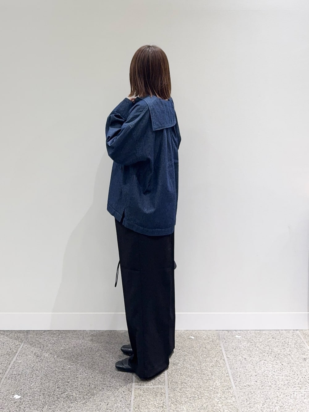 ブルー系のシャツ/ブラウス、ブラック系のその他パンツ、ブラック系のローファーを着用したレディースの秋コーディネートの2枚目の写真