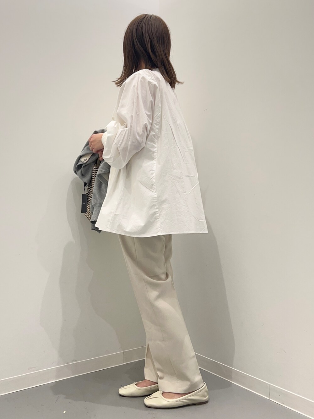 ホワイト系のその他パンツ、ホワイト系のシャツ/ブラウス、グレー系のカーディガン/ボレロを着用したレディースの春コーディネートの7枚目の写真