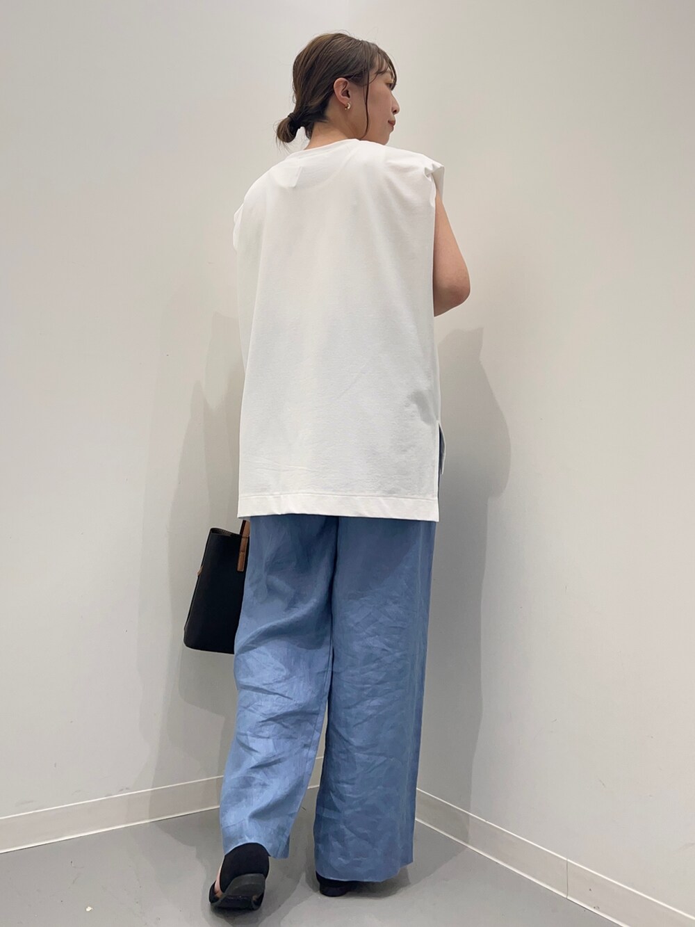 ホワイト系のTシャツ/カットソー、ブルー系のその他パンツ、ブラック系のサンダルを着用したレディースの夏コーディネートの3枚目の写真
