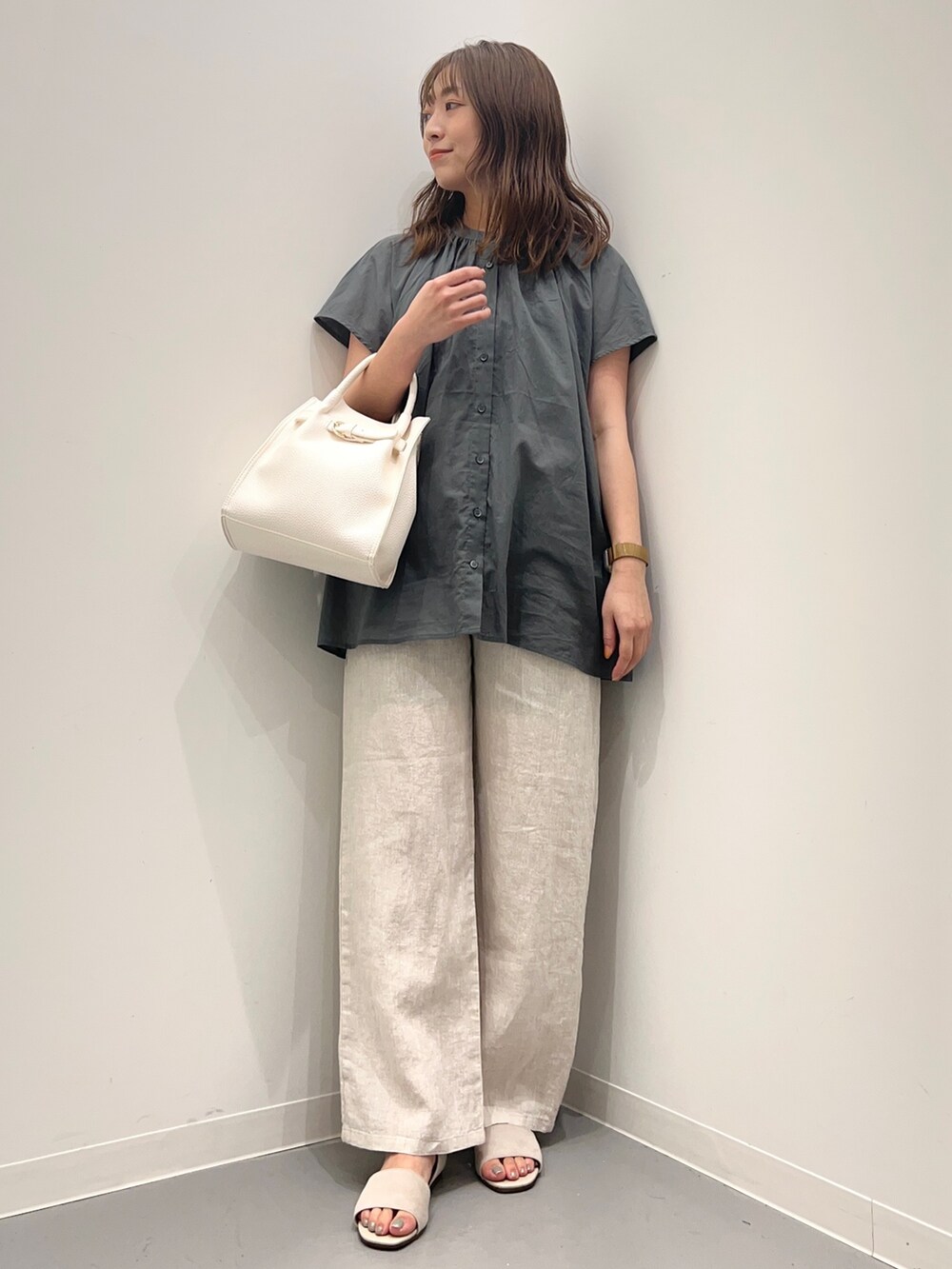 グリーン系のシャツ/ブラウス、ベージュ系のその他パンツを着用したレディースの夏コーディネートの2枚目の写真