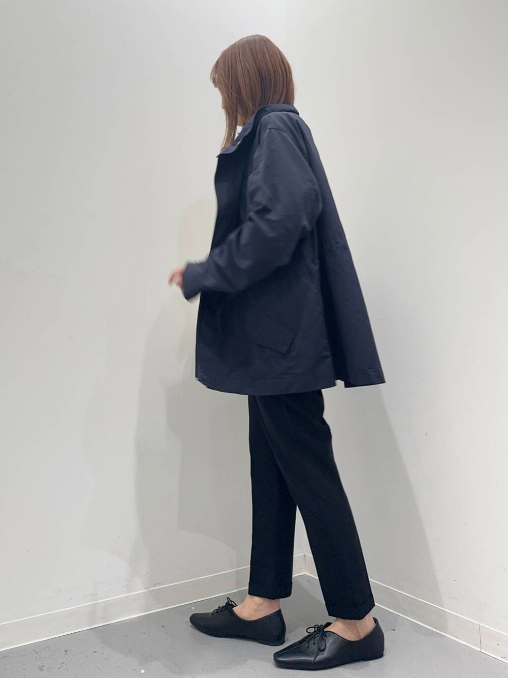 ブラック系のトートバッグ、レッド系のニット/セーター、ブラック系のその他パンツを着用したレディースの秋コーディネートの2枚目の写真