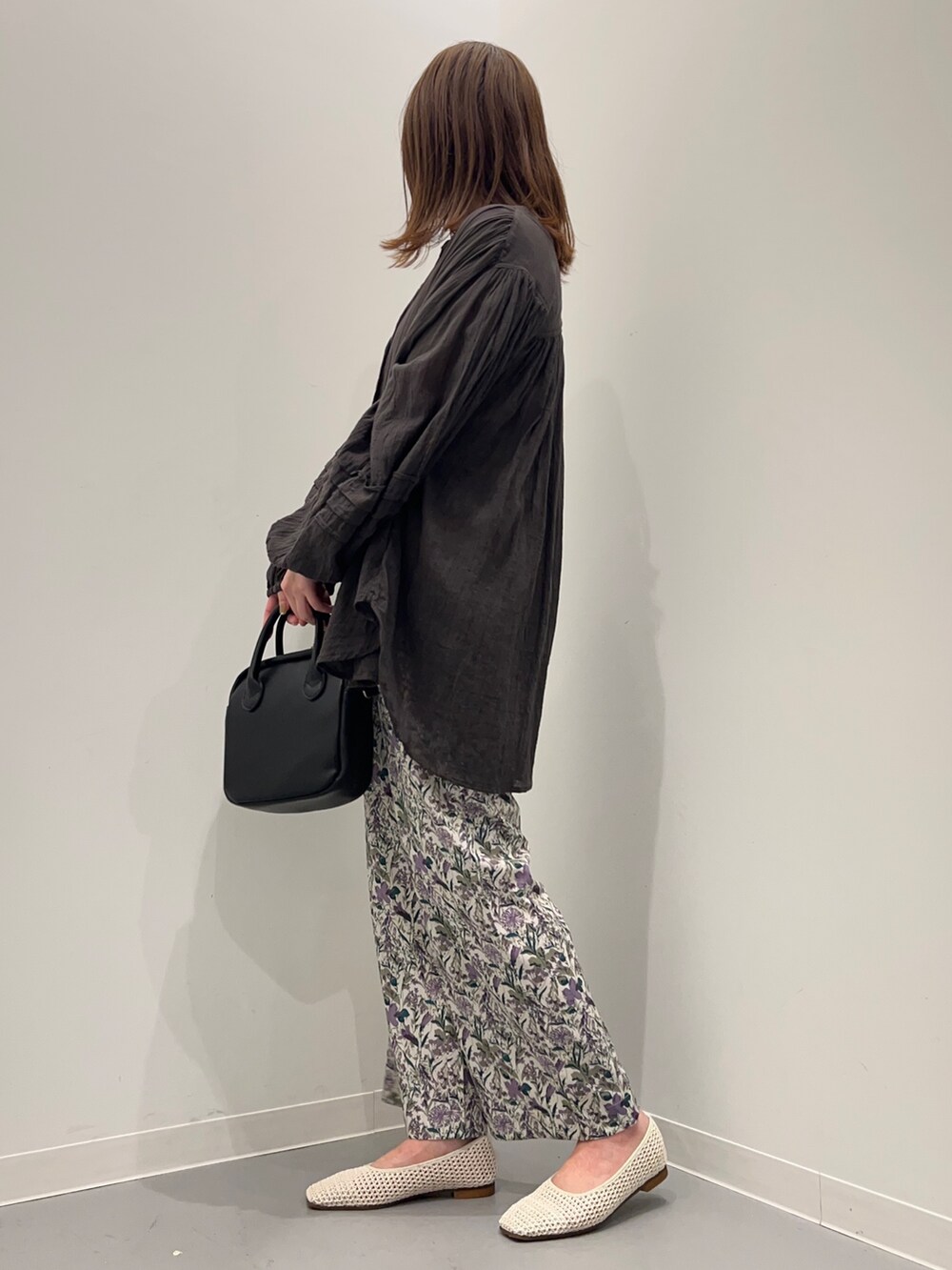 グレー系のシャツ/ブラウス、パープル系のその他パンツ、ホワイト系のバレエシューズを着用したレディースの春コーディネートの5枚目の写真