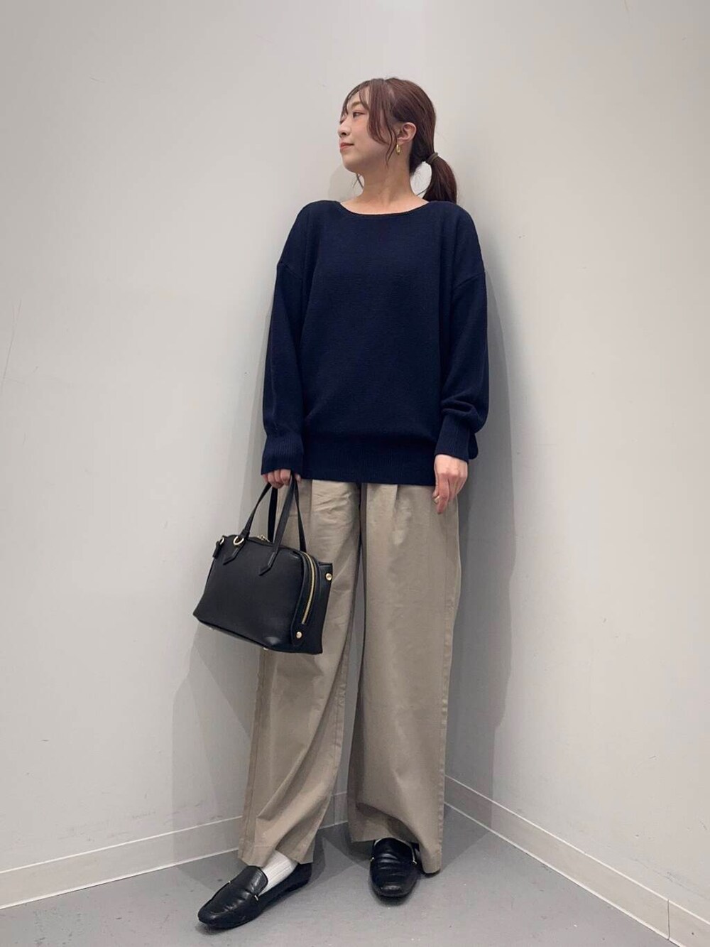 ブラック系のローファー、ベージュ系のその他パンツ、ブラック系のトートバッグを着用したレディースの春コーディネートの3枚目の写真