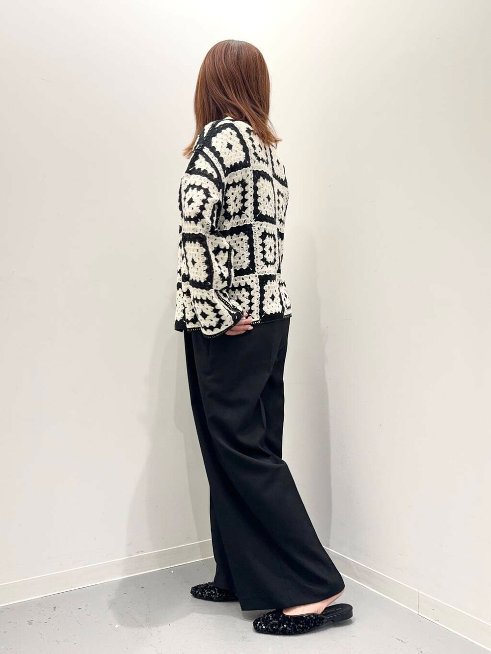 ブラック系のショルダーバッグ、ホワイト系のカーディガン/ボレロ、ブラック系のその他シューズを着用したレディースの夏コーディネートの2枚目の写真