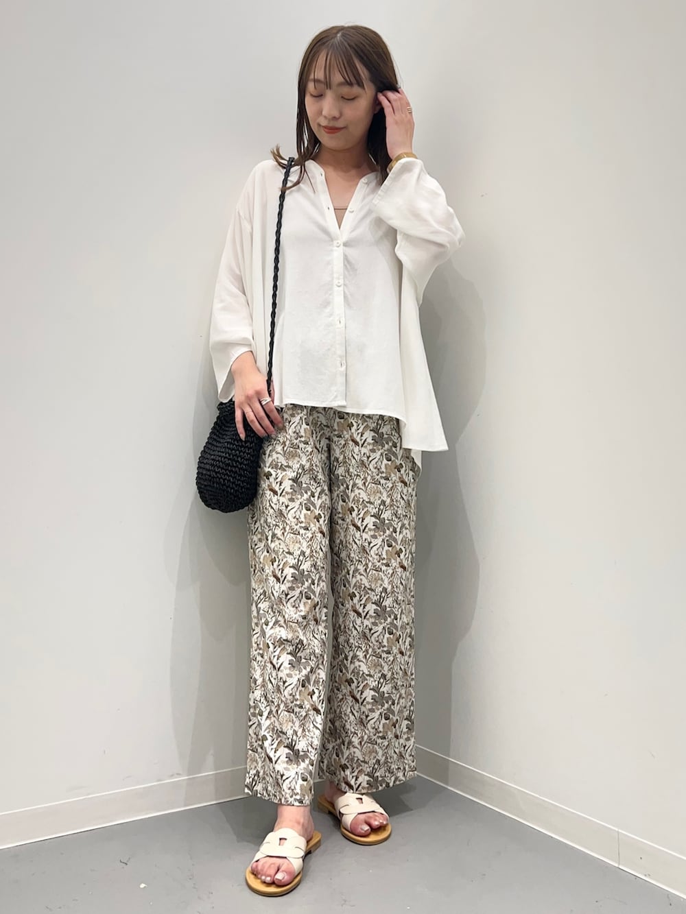 ホワイト系のシャツ/ブラウス、ブラウン系のタンクトップ、ホワイト系のその他パンツを着用したレディースの夏コーディネートの2枚目の写真