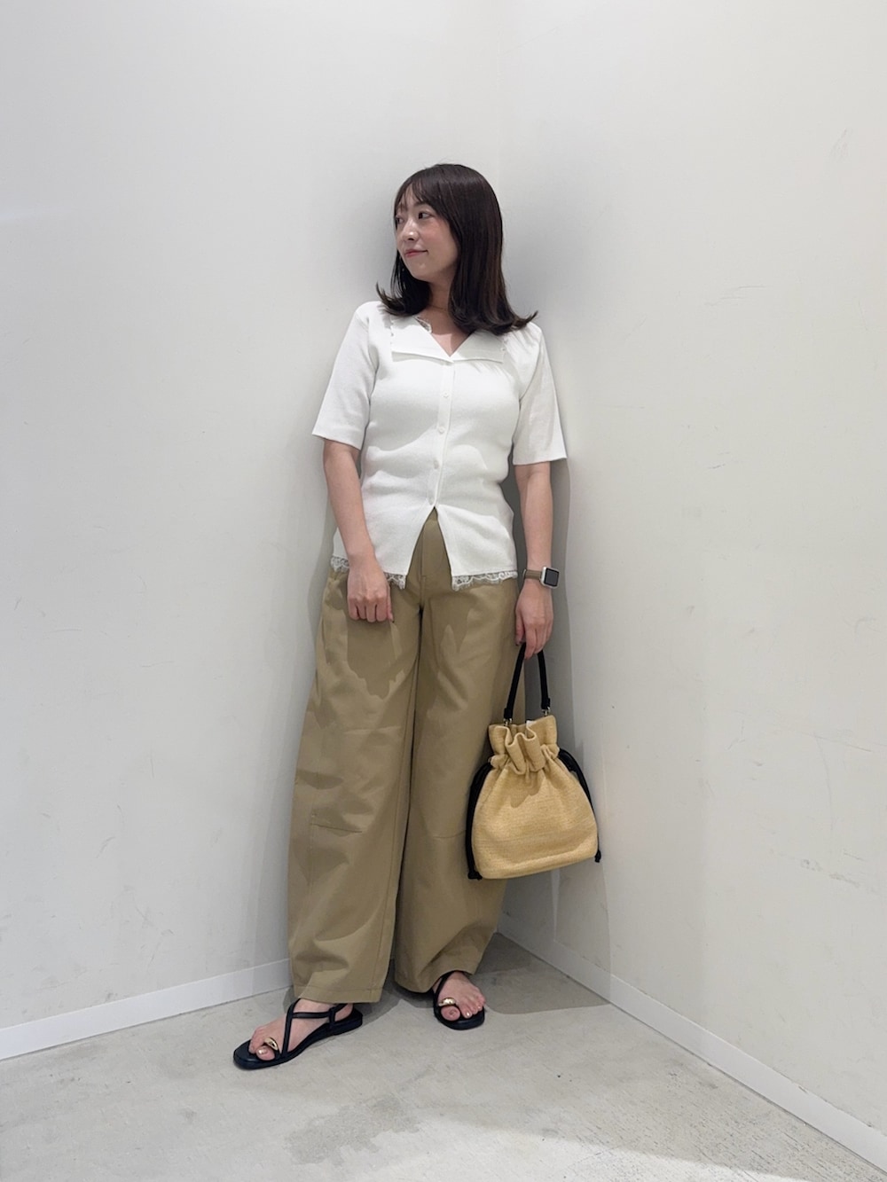 ホワイト系のニット/セーター、ベージュ系のその他パンツ、ベージュ系のショルダーバッグを着用したレディースの夏コーディネートの2枚目の写真