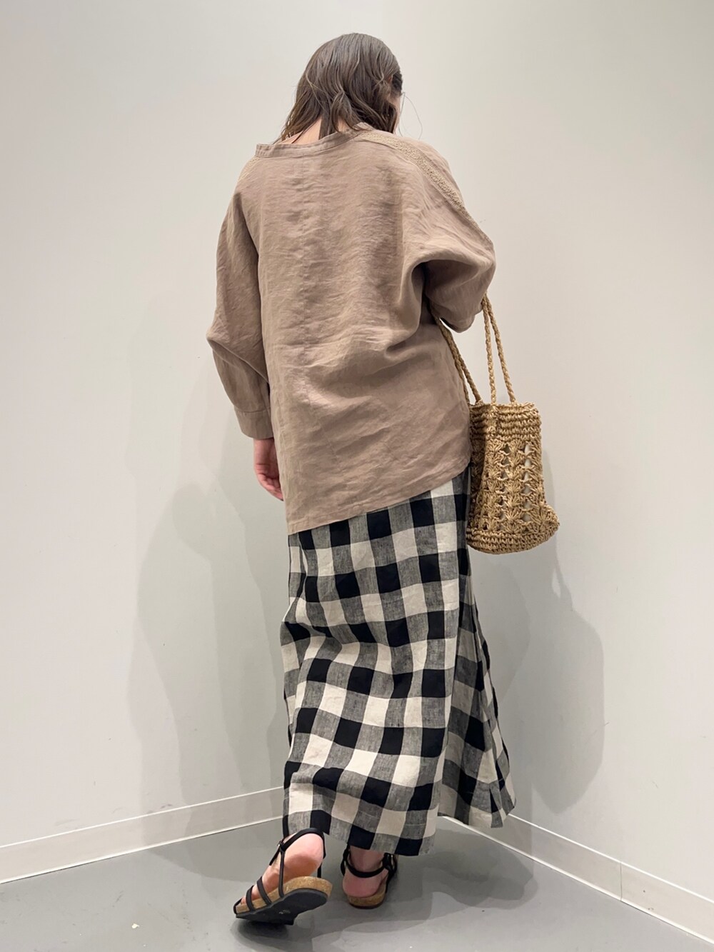 ブラウン系のシャツ/ブラウス、ブラック系のスカート、ブラック系のサンダルを着用したレディースの夏コーディネートの4枚目の写真