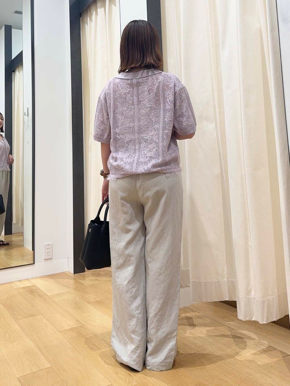 ホワイト系のトートバッグ、ベージュ系のその他パンツ、ブラック系のサンダルを着用したレディースの夏コーディネートの4枚目の写真