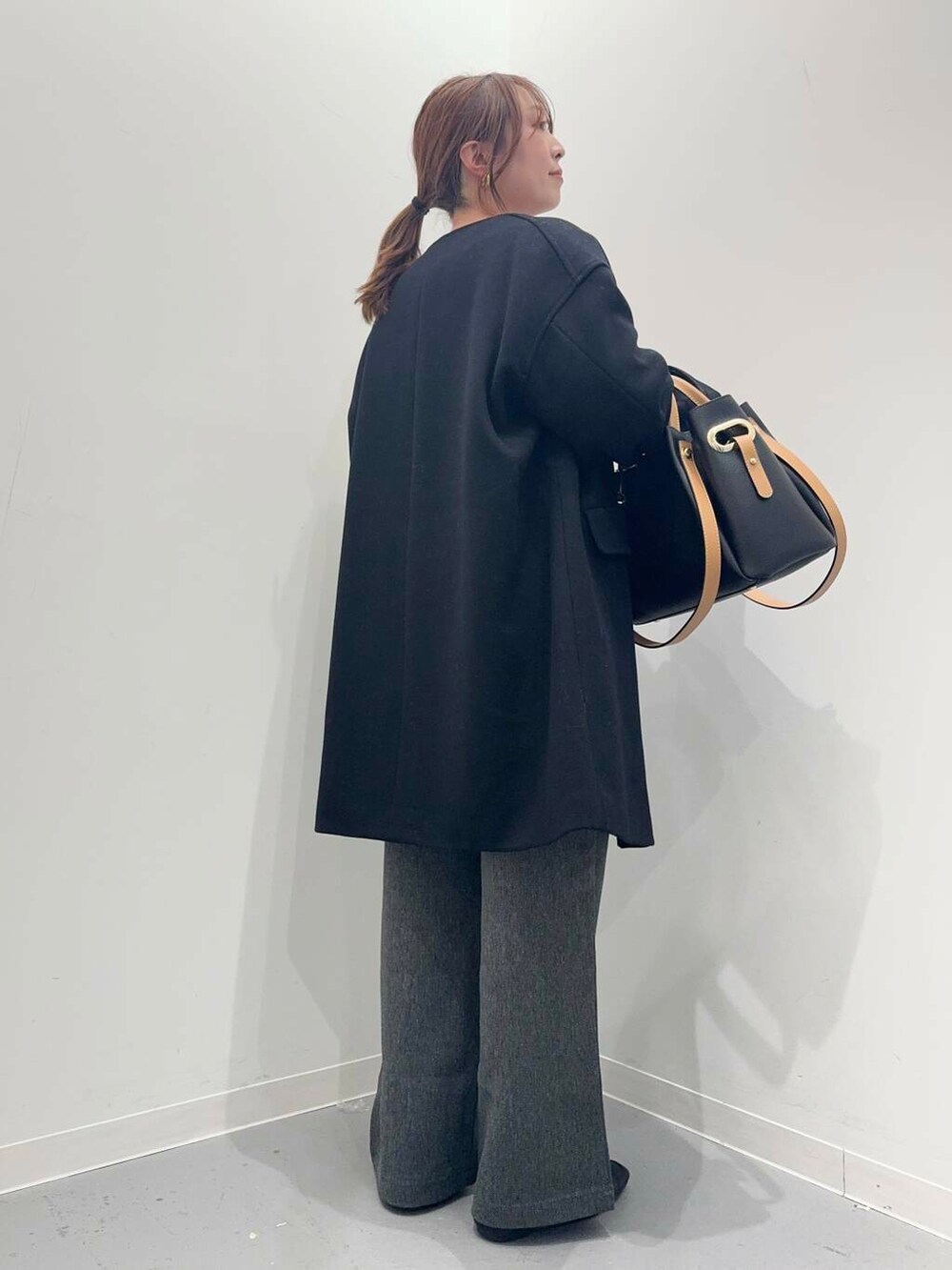 ブラック系のローファー、ブラック系のトートバッグ、ブラック系のその他アウターを着用したレディースの冬コーディネートの4枚目の写真