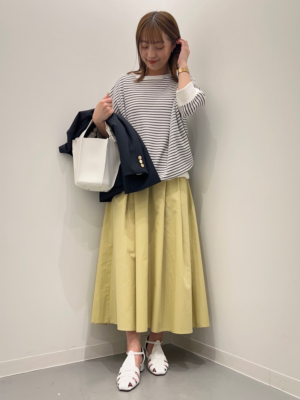 ブルー系のその他アウター、ホワイト系のTシャツ/カットソー、イエロー系のスカートを着用したレディースの春コーディネートの5枚目の写真