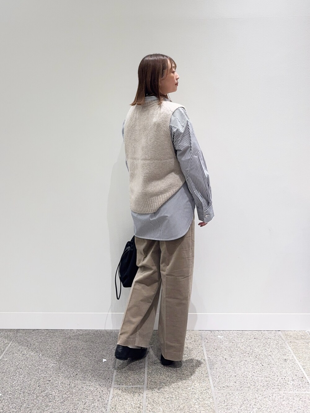 ブルー系のシャツ/ブラウス、ベージュ系のその他パンツ、ブラック系のローファーを着用したレディースの秋コーディネートの4枚目の写真