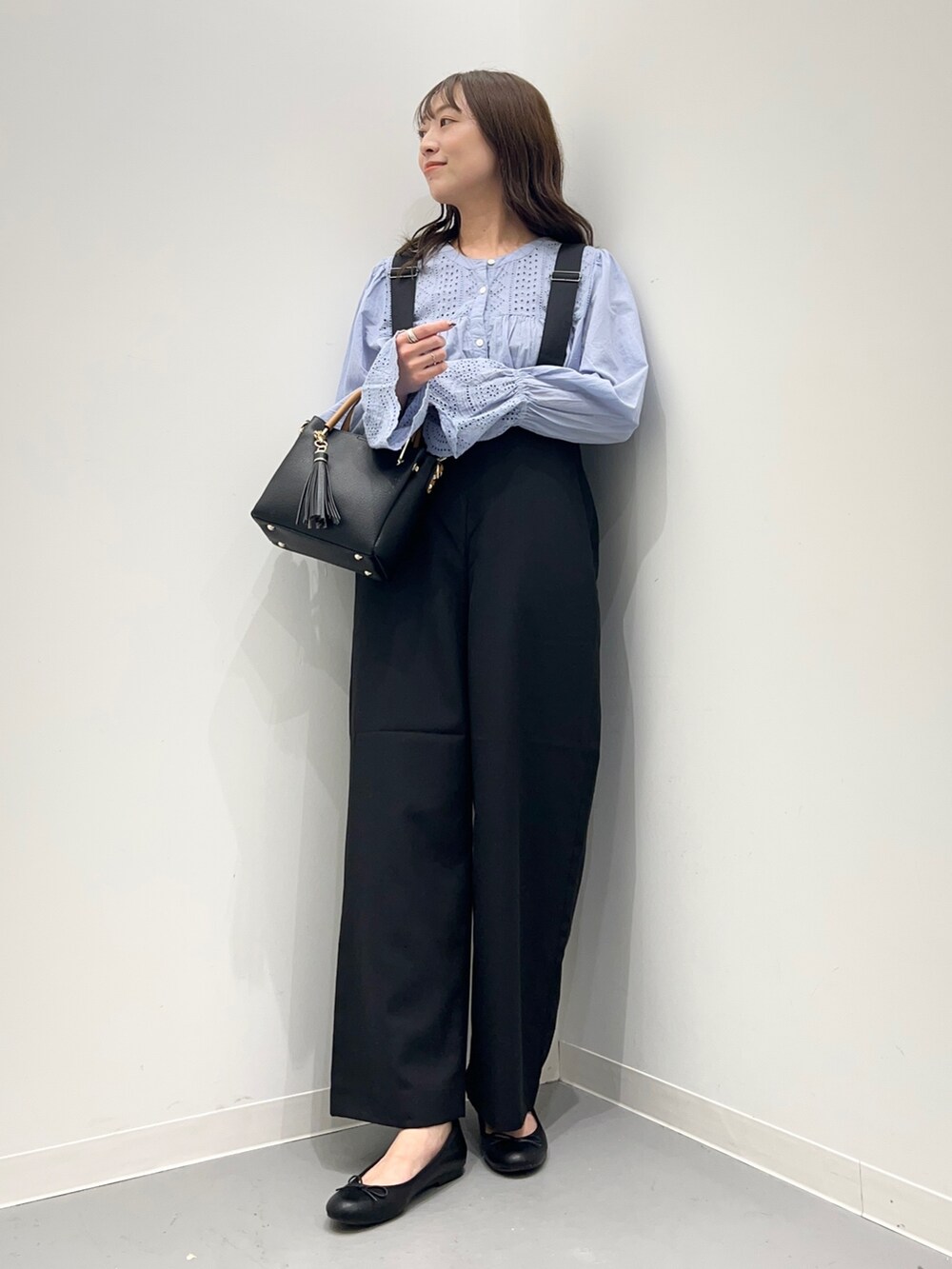 ブルー系のサロペット/オーバーオール、ブルー系のトップス、ブラック系のバレエシューズを着用したレディースの夏コーディネートの6枚目の写真