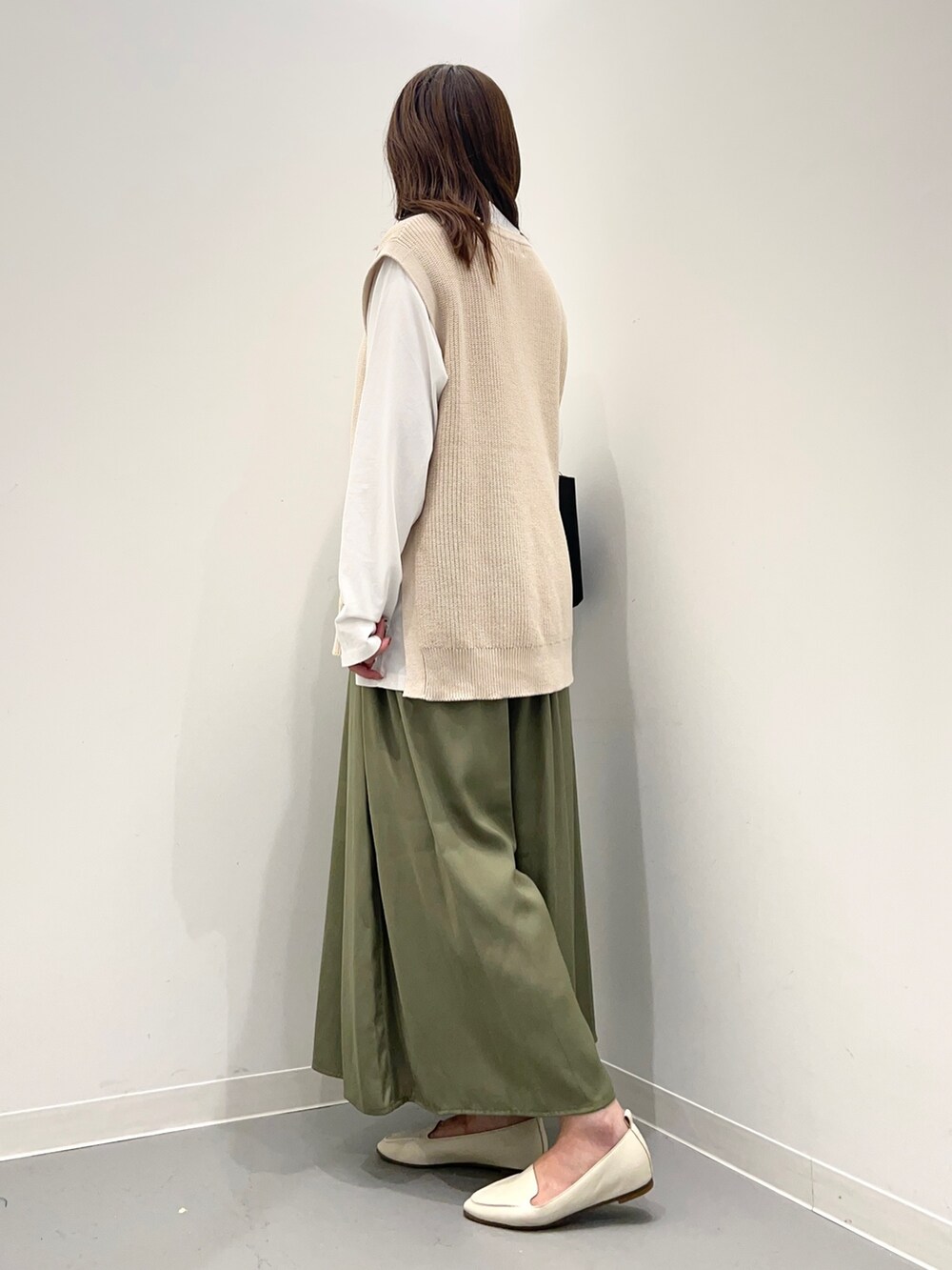 ホワイト系のベスト、グリーン系のその他パンツ、ベージュ系のTシャツ/カットソーを着用したレディースの夏コーディネートの4枚目の写真