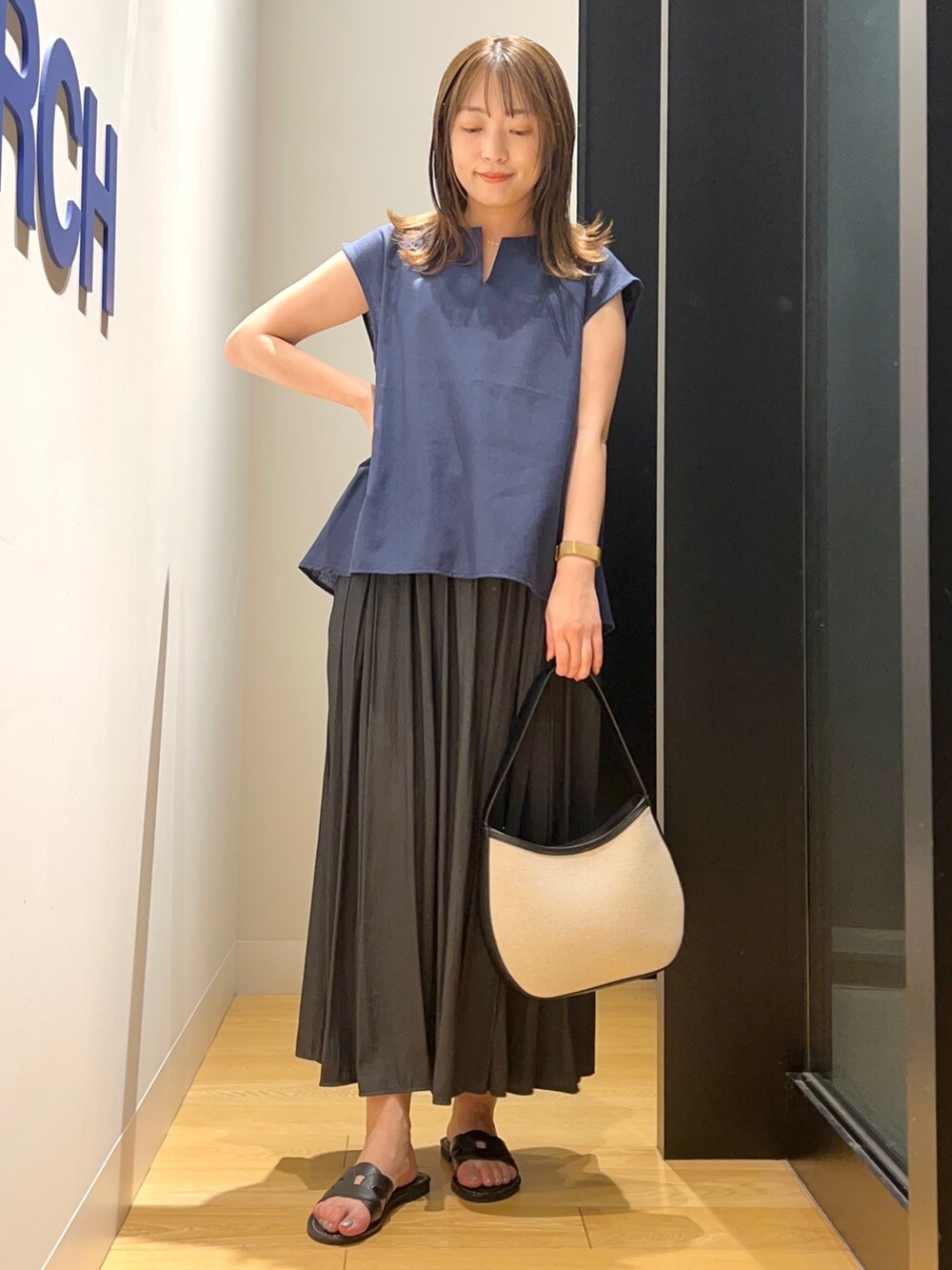 ブルー系のシャツ/ブラウス、ブラック系のその他パンツを着用したレディースの夏コーディネートの3枚目の写真