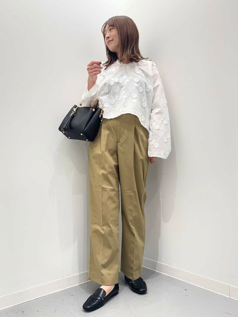 ブラック系のローファー、ブラック系のトートバッグ、ベージュ系のその他パンツを着用したレディースの秋コーディネートの2枚目の写真