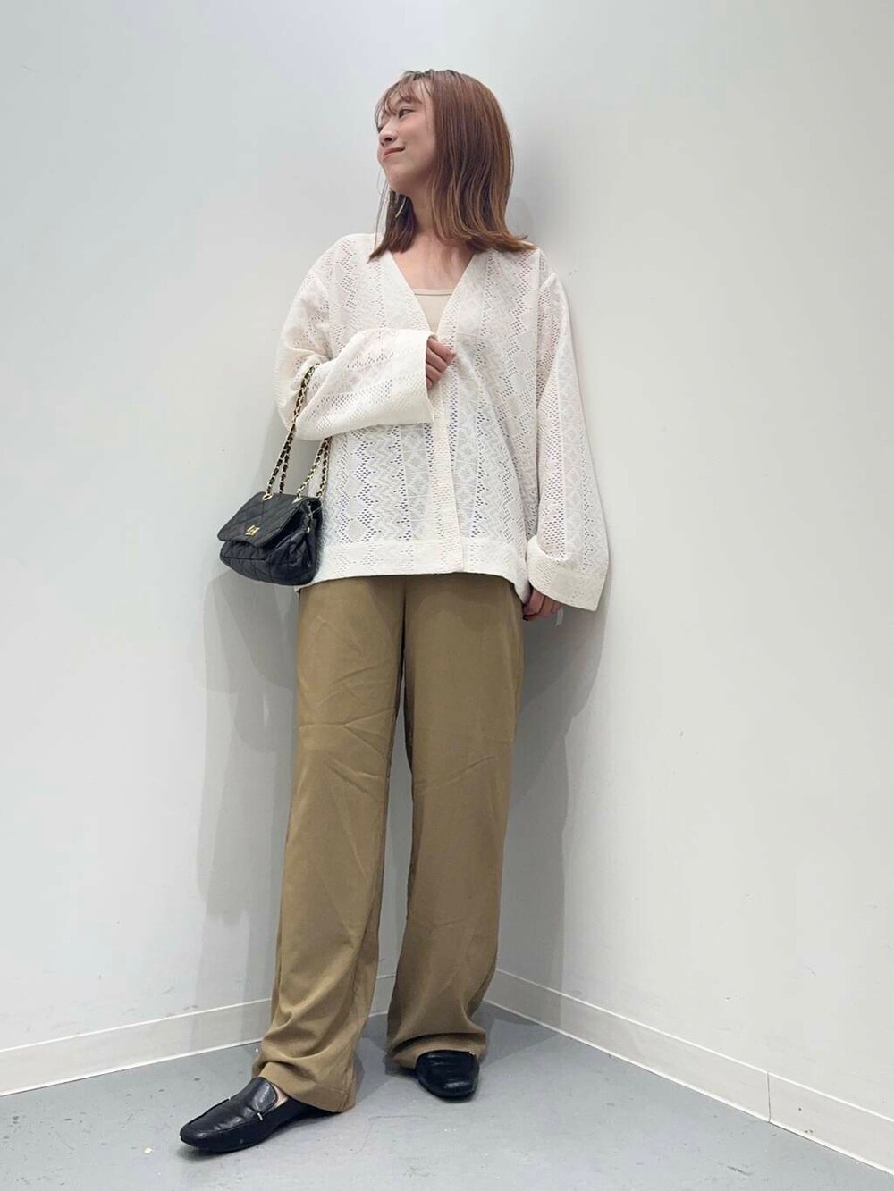 ブラック系のローファー、イエロー系のその他パンツ、ブラック系のショルダーバッグを着用したレディースの秋コーディネートの3枚目の写真