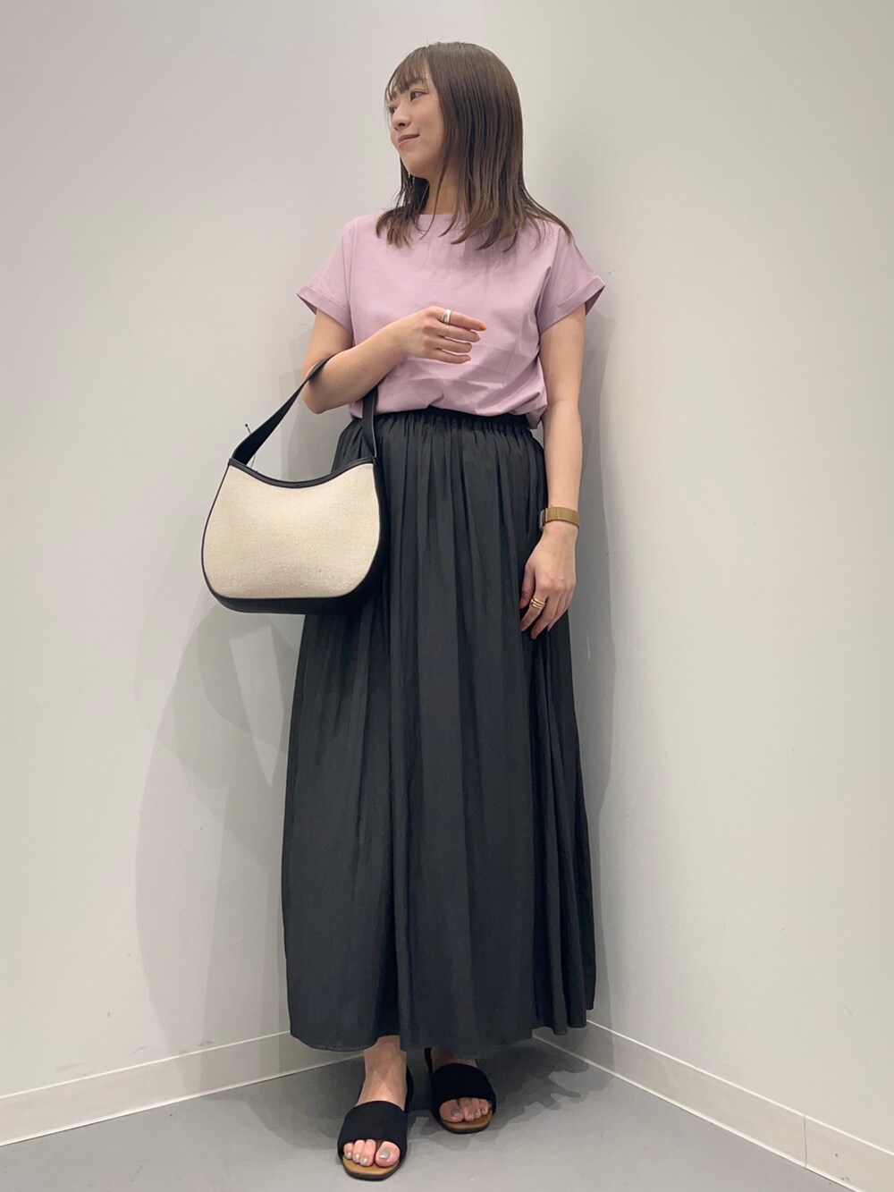 パープル系のTシャツ/カットソー、ブラック系のその他パンツ、ブラック系のサンダルを着用したレディースの夏コーディネートの2枚目の写真