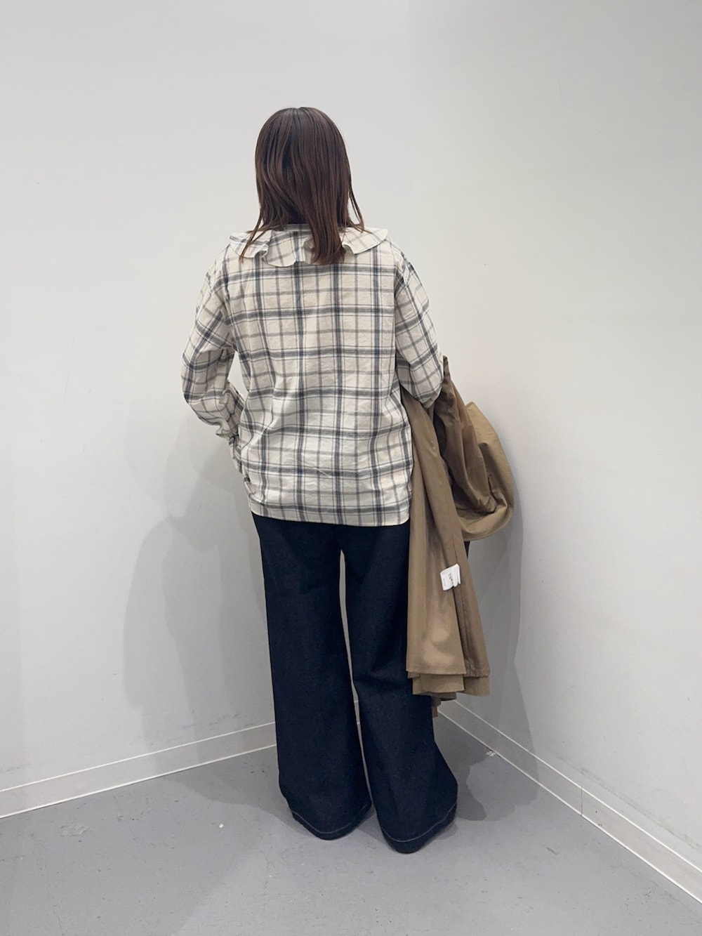 ベージュ系のその他アウター、ブラック系のシャツ/ブラウス、ブルー系のデニムパンツを着用したレディースの春コーディネートの6枚目の写真