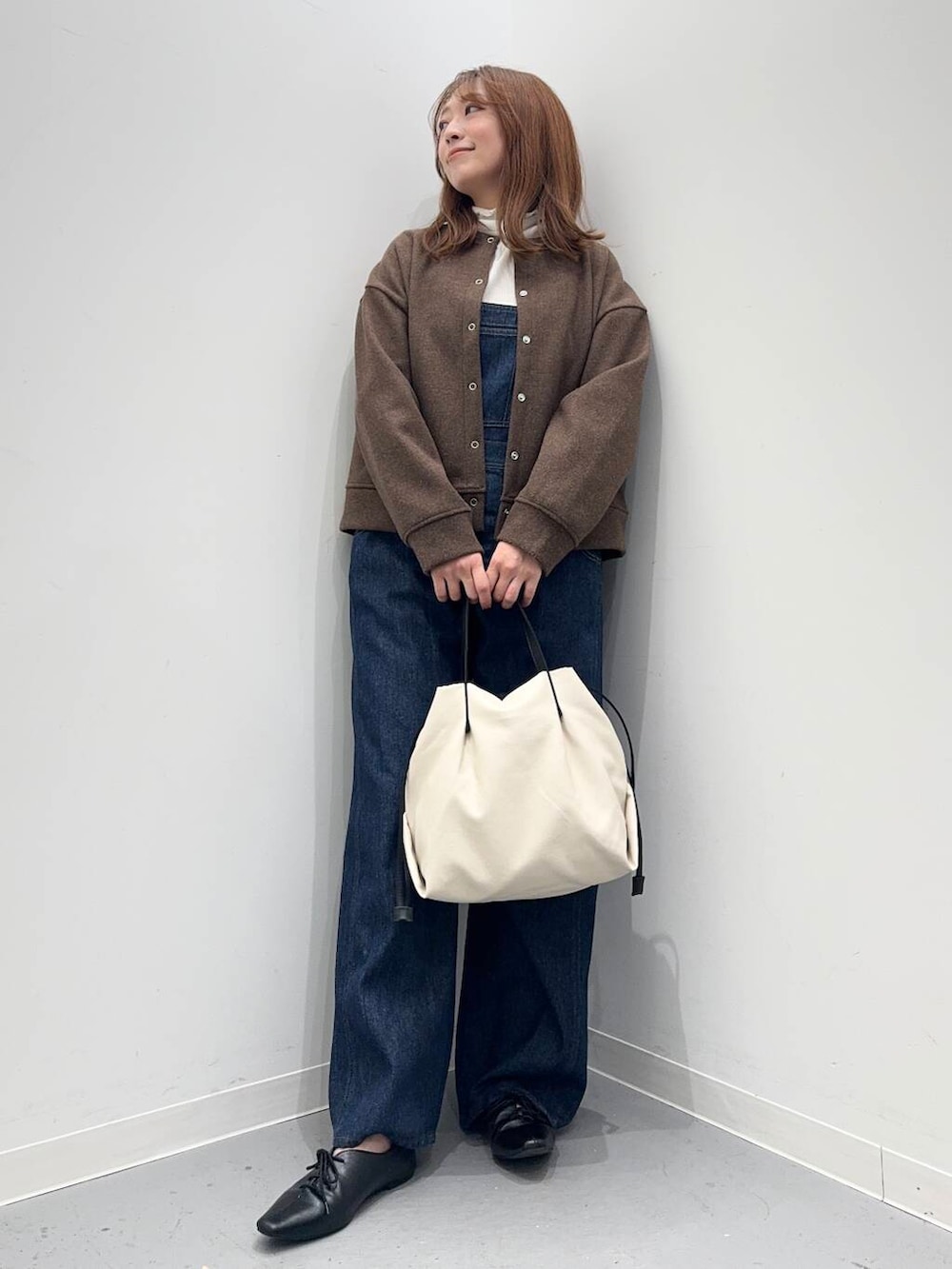 ホワイト系のショルダーバッグ、ブラック系のその他シューズ、ホワイト系のTシャツ/カットソーを着用したレディースの秋コーディネートの3枚目の写真