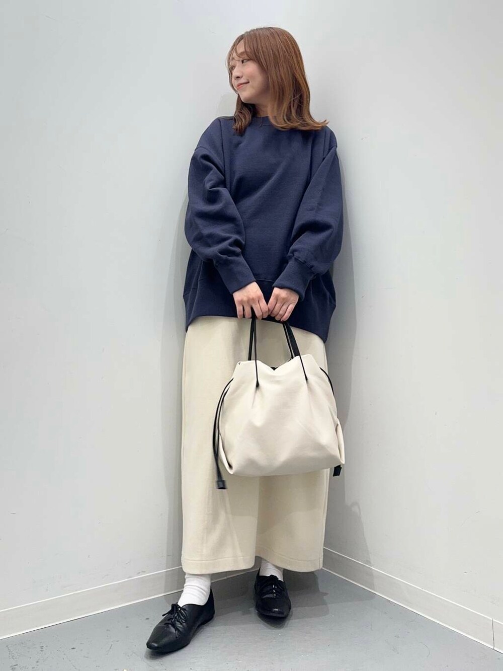 ホワイト系のショルダーバッグ、ブラック系のその他シューズ、ブルー系のスウェットを着用したレディースの秋コーディネートの5枚目の写真