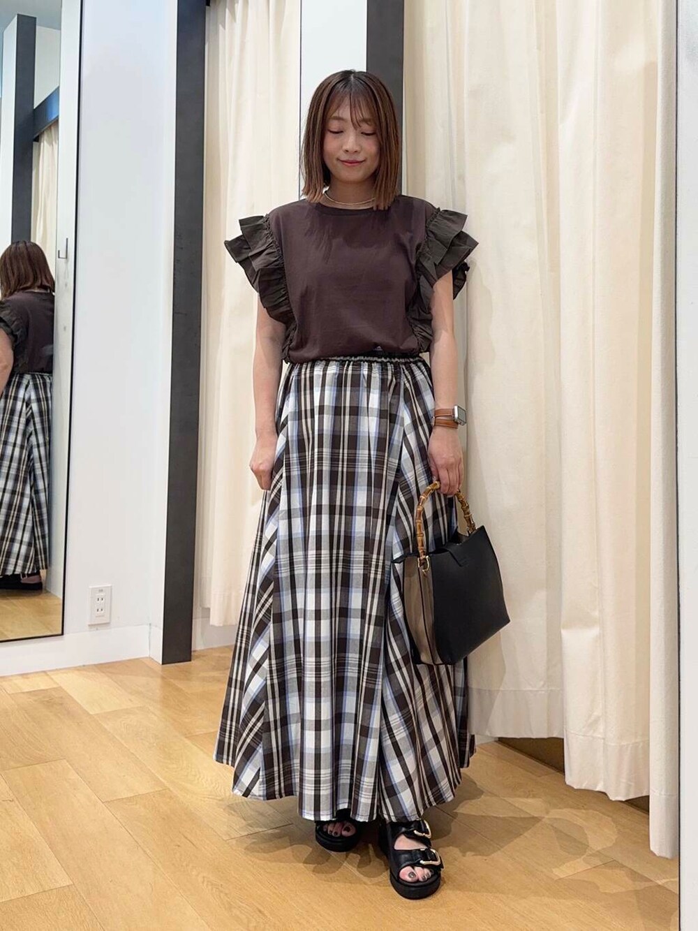 ブラック系のサンダル、ブラウン系のTシャツ/カットソー、ブラック系のハンドバッグを着用したレディースの夏コーディネートの5枚目の写真