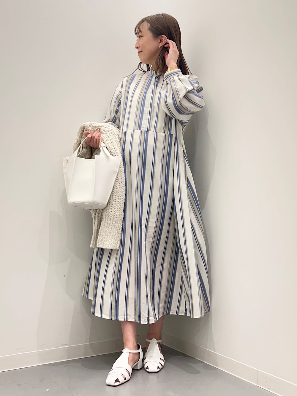 ホワイト系のカーディガン/ボレロ、ホワイト系のサンダル、ブルー系のワンピースを着用したレディースの春コーディネートの5枚目の写真