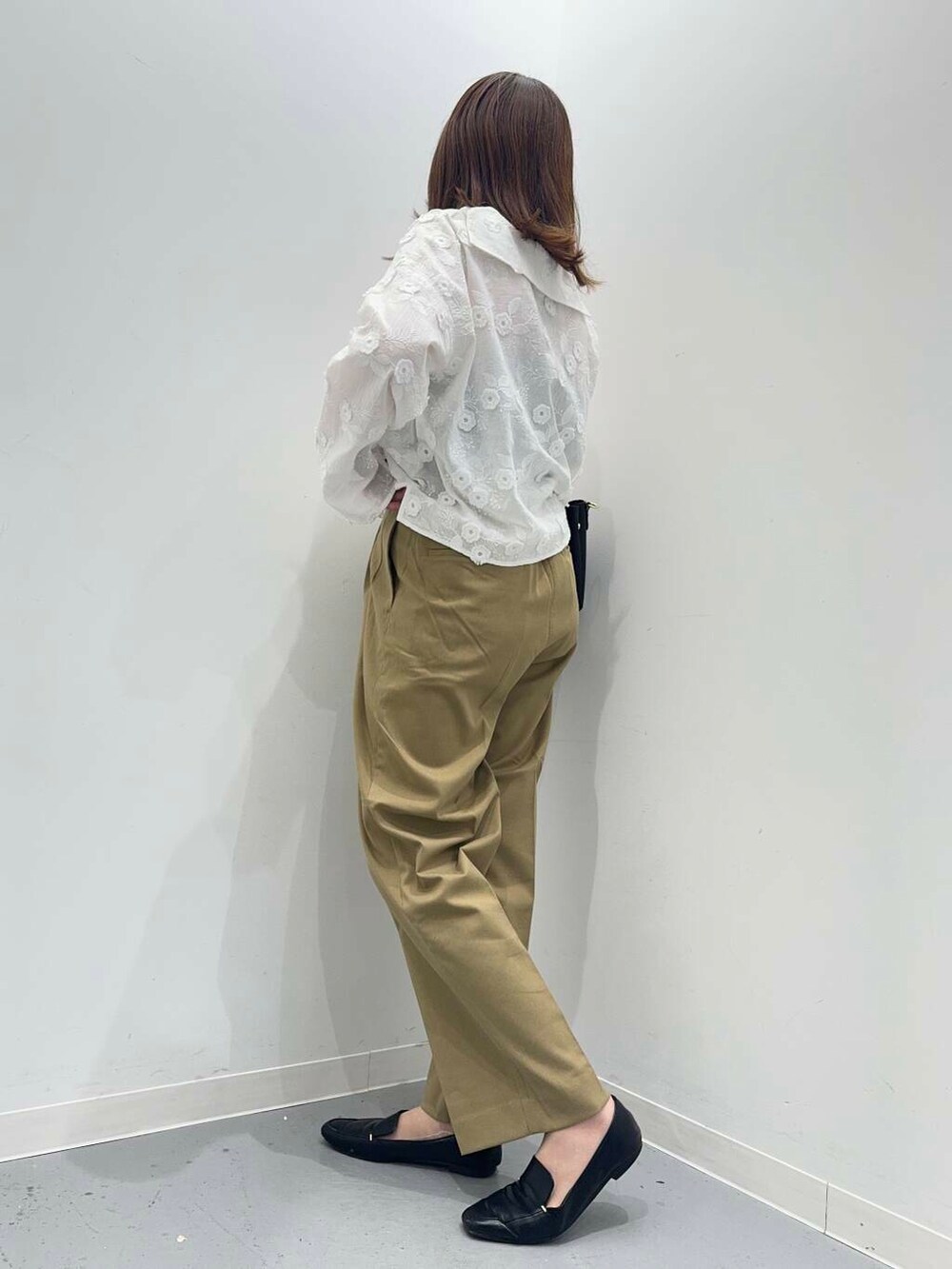 ブラック系のローファー、ブラック系のトートバッグ、ベージュ系のその他パンツを着用したレディースの秋コーディネートの3枚目の写真