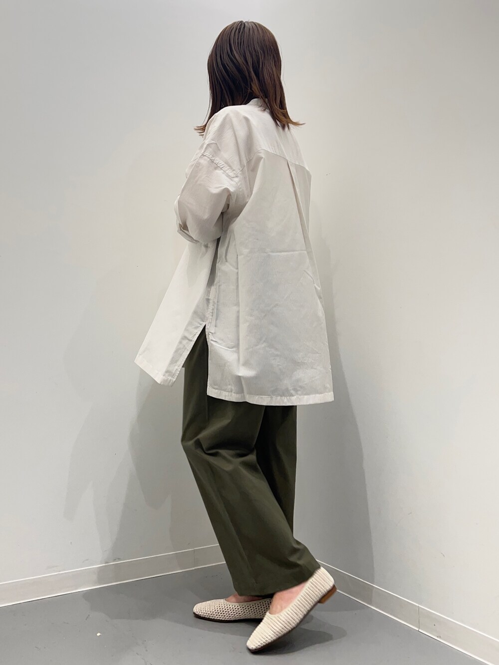 ホワイト系のシャツ/ブラウス、グリーン系のその他パンツを着用したレディースの春コーディネートの3枚目の写真