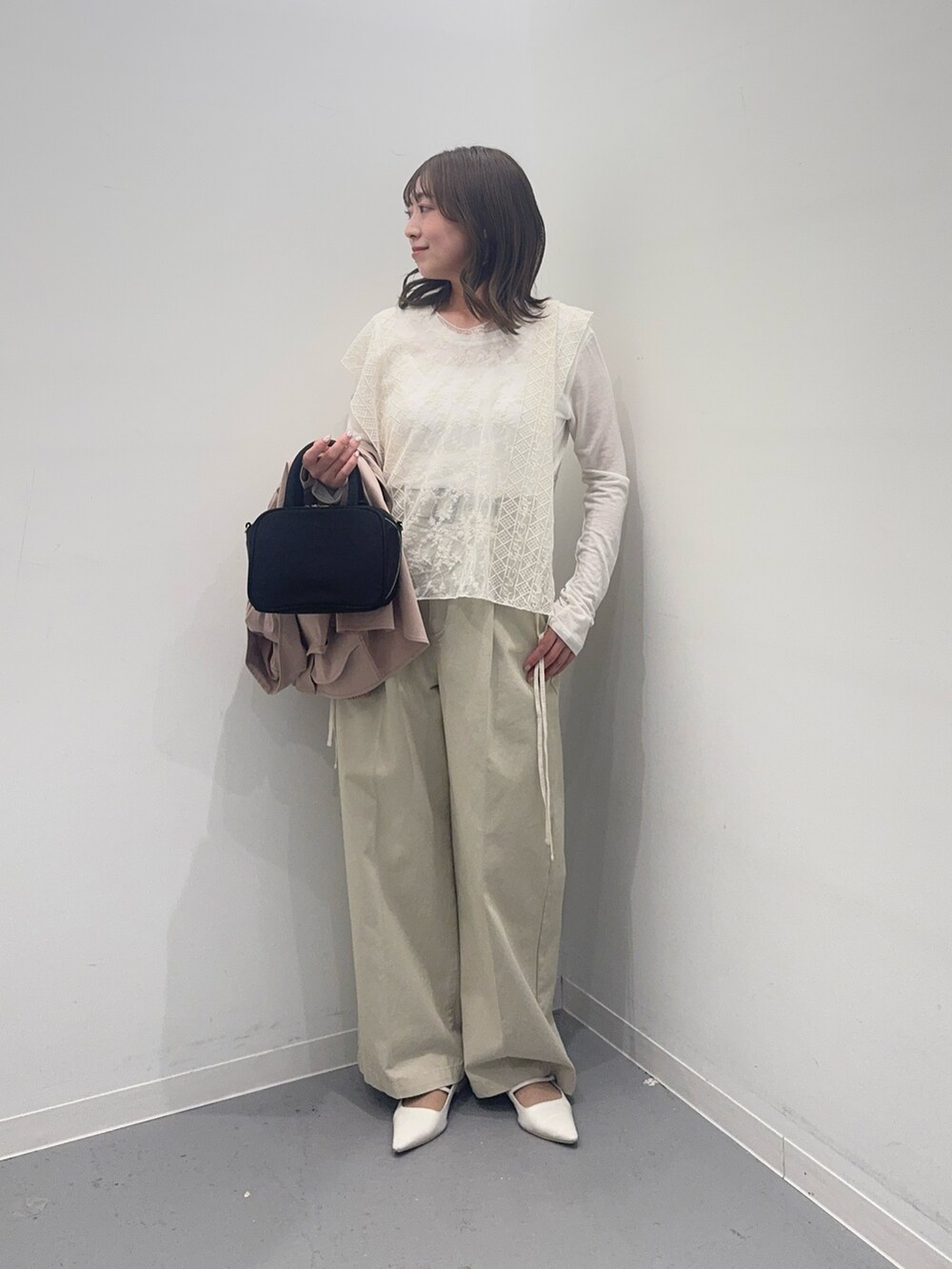 ベージュ系のその他アウター、ホワイト系のTシャツ/カットソー、ベージュ系のその他パンツを着用したレディースの春コーディネートの5枚目の写真