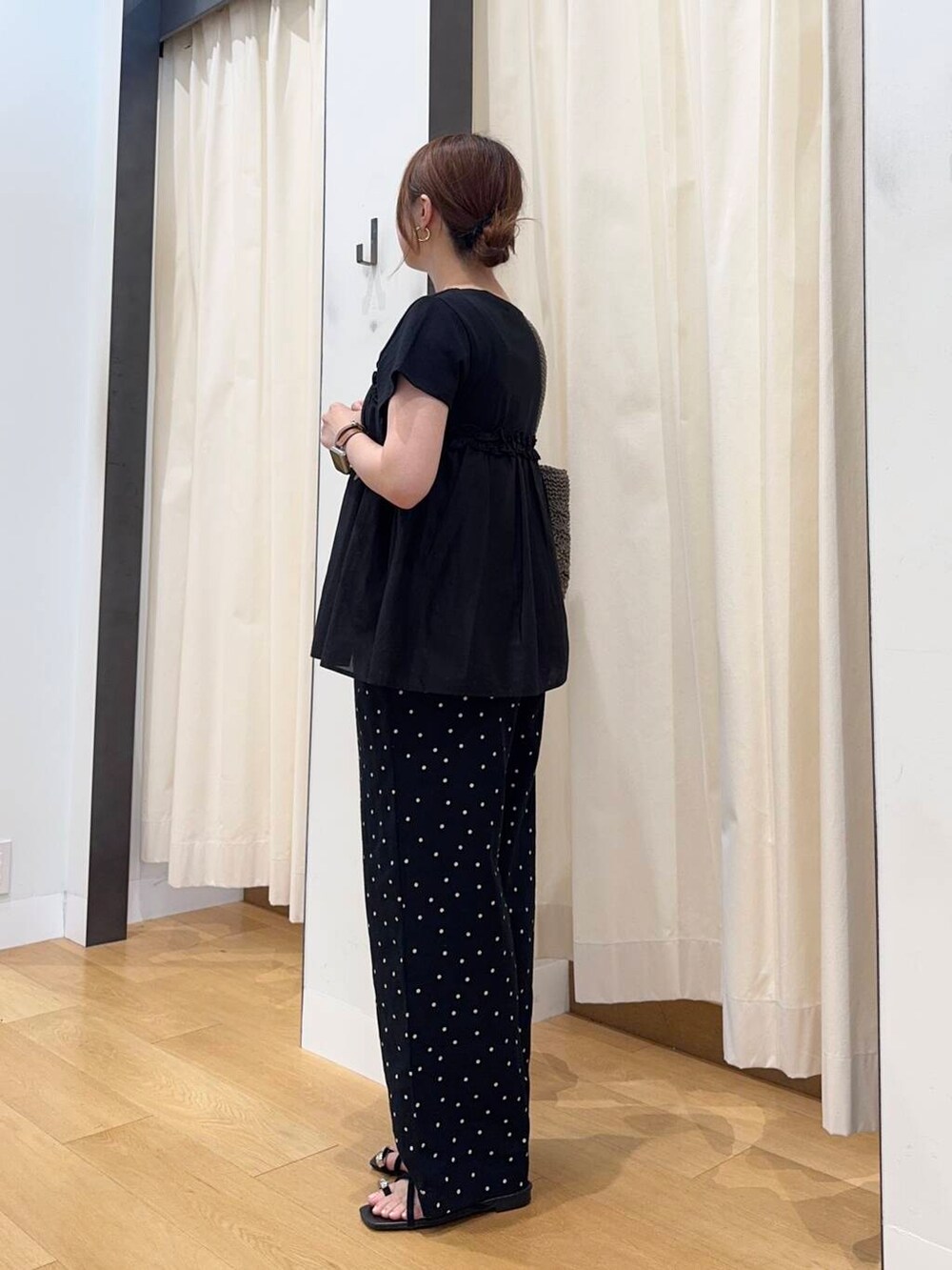 ブラック系のその他パンツ、グレー系のトートバッグ、ブラック系のサンダルを着用したレディースの夏コーディネートの4枚目の写真