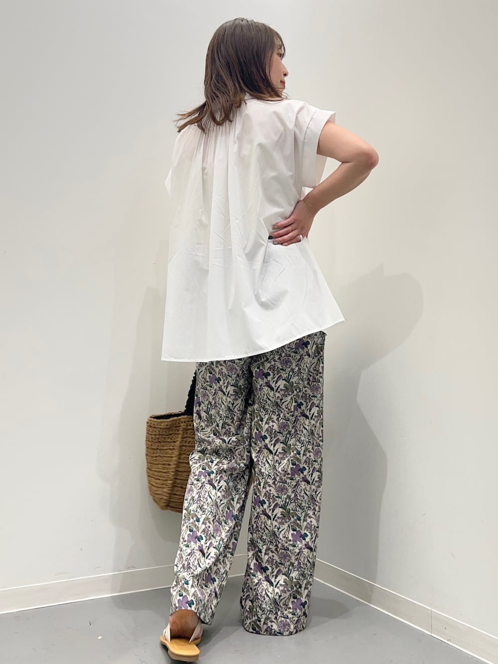 ホワイト系のシャツ/ブラウス、パープル系のその他パンツ、ホワイト系のサンダルを着用したレディースの夏コーディネートの4枚目の写真
