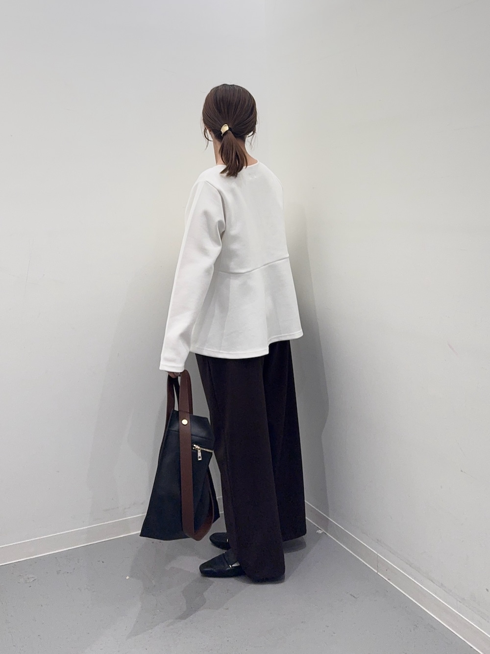 ベージュ系のその他アウター、ホワイト系のTシャツ/カットソー、ブラウン系のその他パンツを着用したレディースの春コーディネートの6枚目の写真