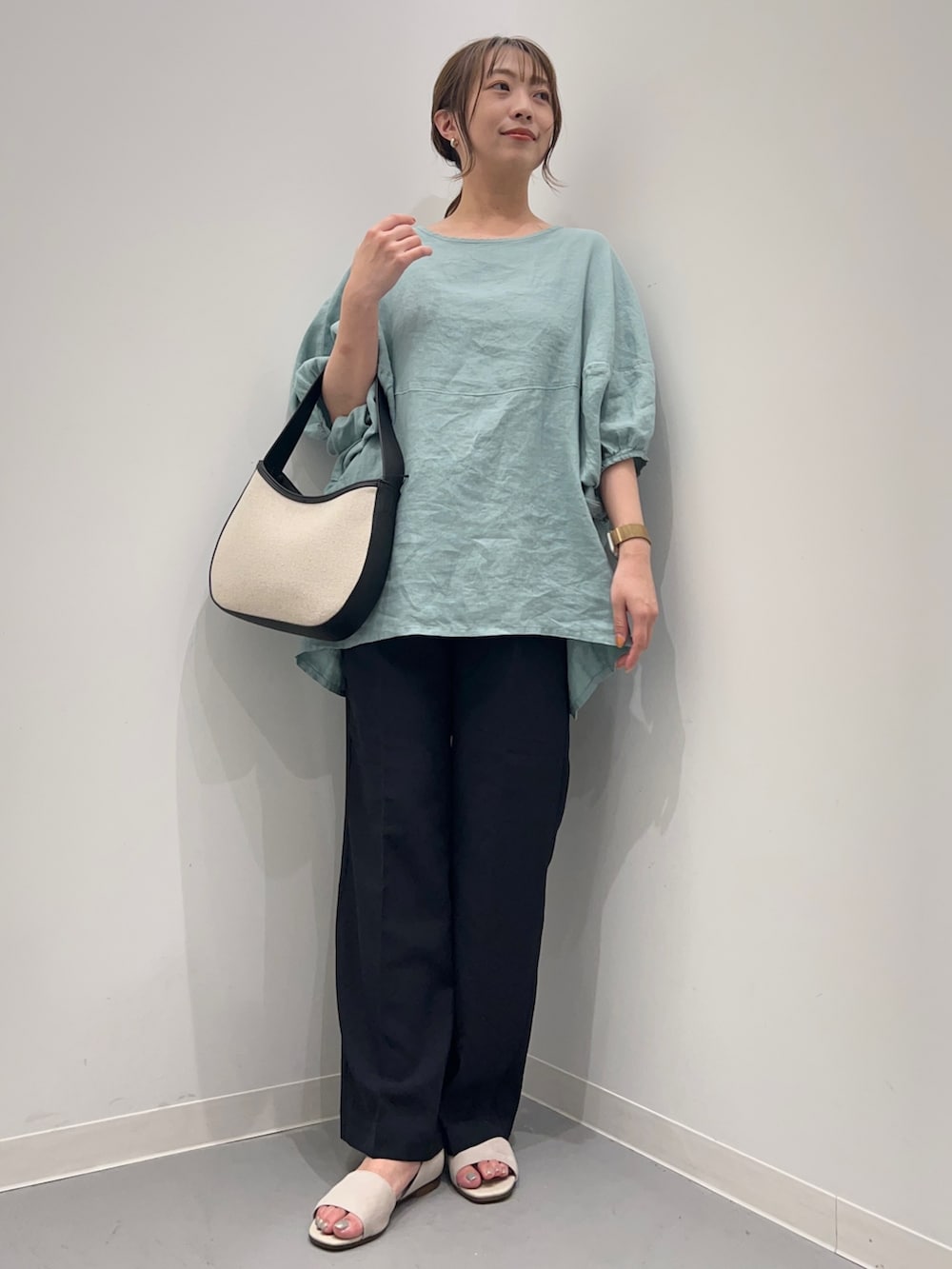 グリーン系のシャツ/ブラウス、ブルー系のその他パンツ、ホワイト系のサンダルを着用したレディースの夏コーディネートの5枚目の写真