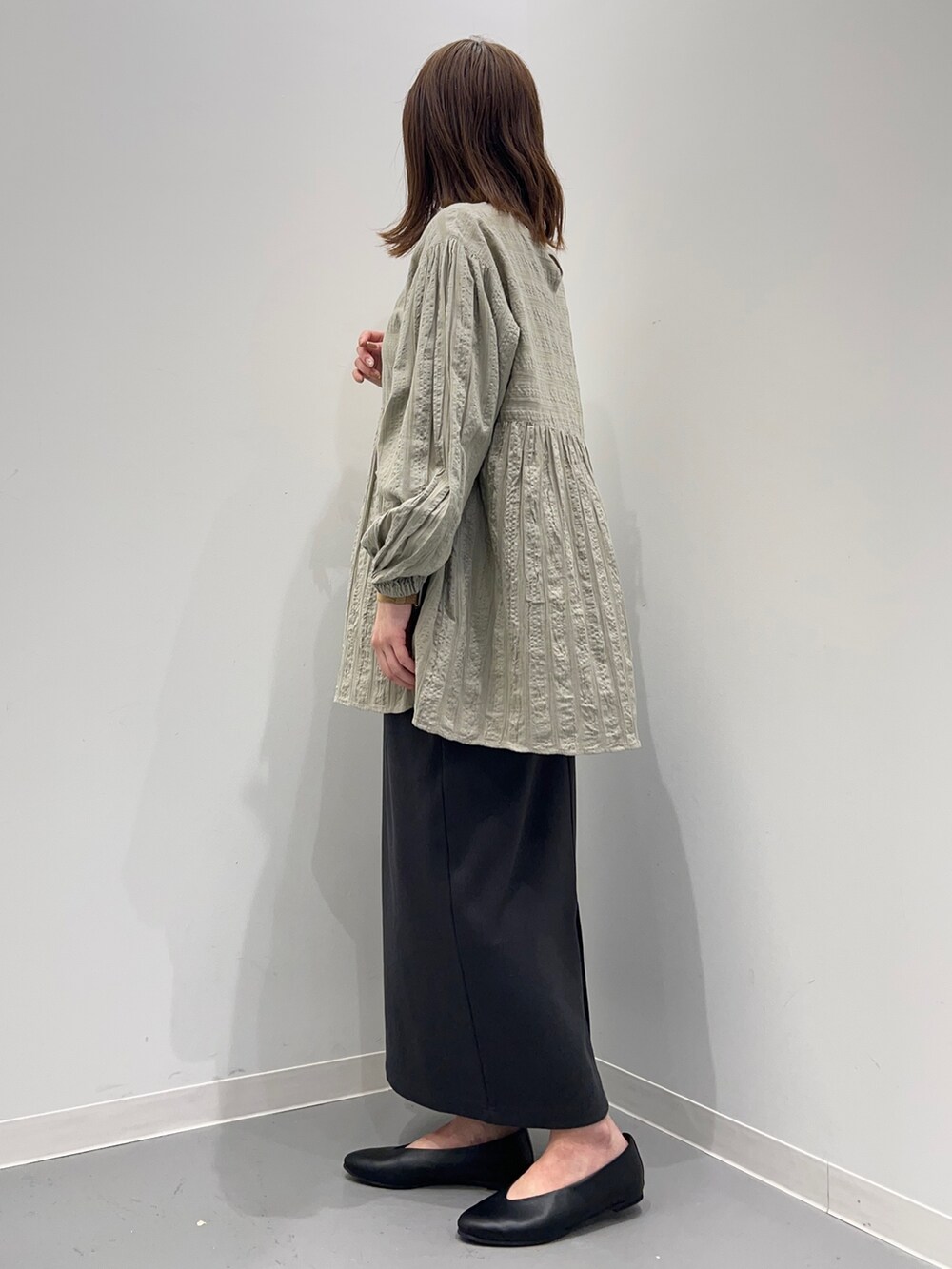 グレー系のシャツ/ブラウス、グレー系のスカートを着用したレディースの春コーディネートの4枚目の写真