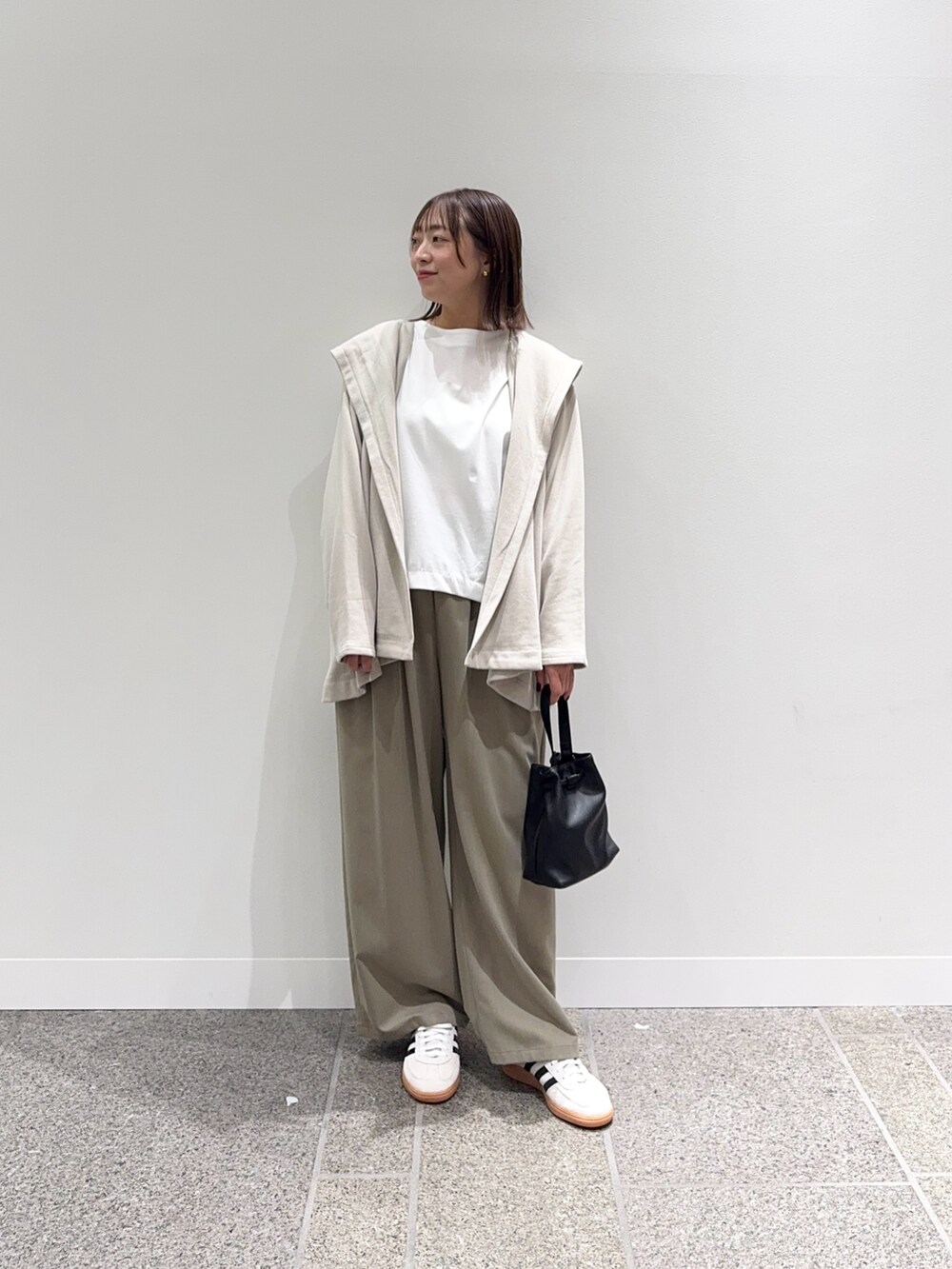 ホワイト系のTシャツ/カットソー、ベージュ系のカーディガン/ボレロ、ベージュ系のその他パンツを着用したレディースの秋コーディネートの5枚目の写真