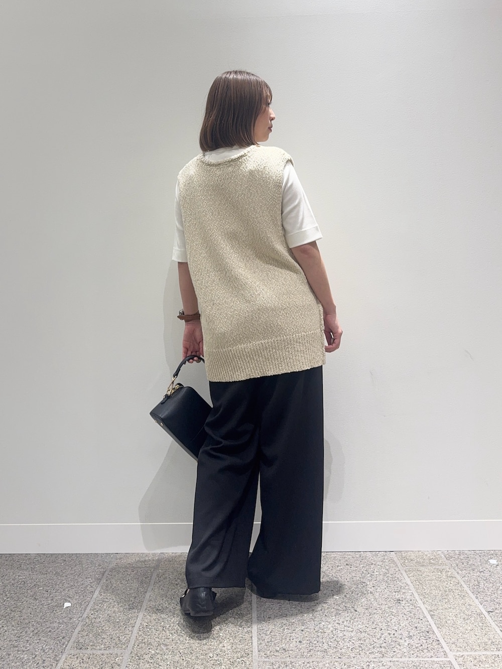 「秋服準備はじめました、レイヤードスタイル、ニットベスト、初秋のパンツスタイル、urstore、低身長コーデ、低身長、154cm、154cmコーデ」｜「URBAN RESEARCH DOORSのコットンブークレ深Vベスト（ベスト、ベージュ系）」を使った、maikoさん（レディース・154cm）の秋コーディネートの4枚目の写真