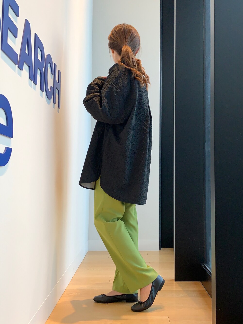 ブラック系のシャツ/ブラウス、グリーン系のその他パンツ、ブラック系のバレエシューズを着用したレディースの冬コーディネートの2枚目の写真