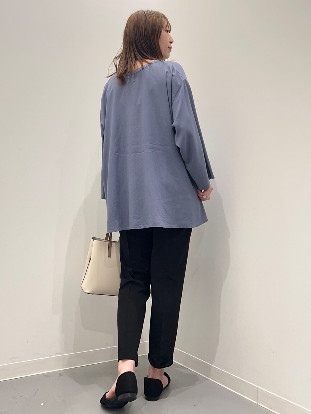 ブルー系のシャツ/ブラウス、ブラック系のその他パンツ、ホワイト系のトートバッグを着用したレディースの夏コーディネートの3枚目の写真