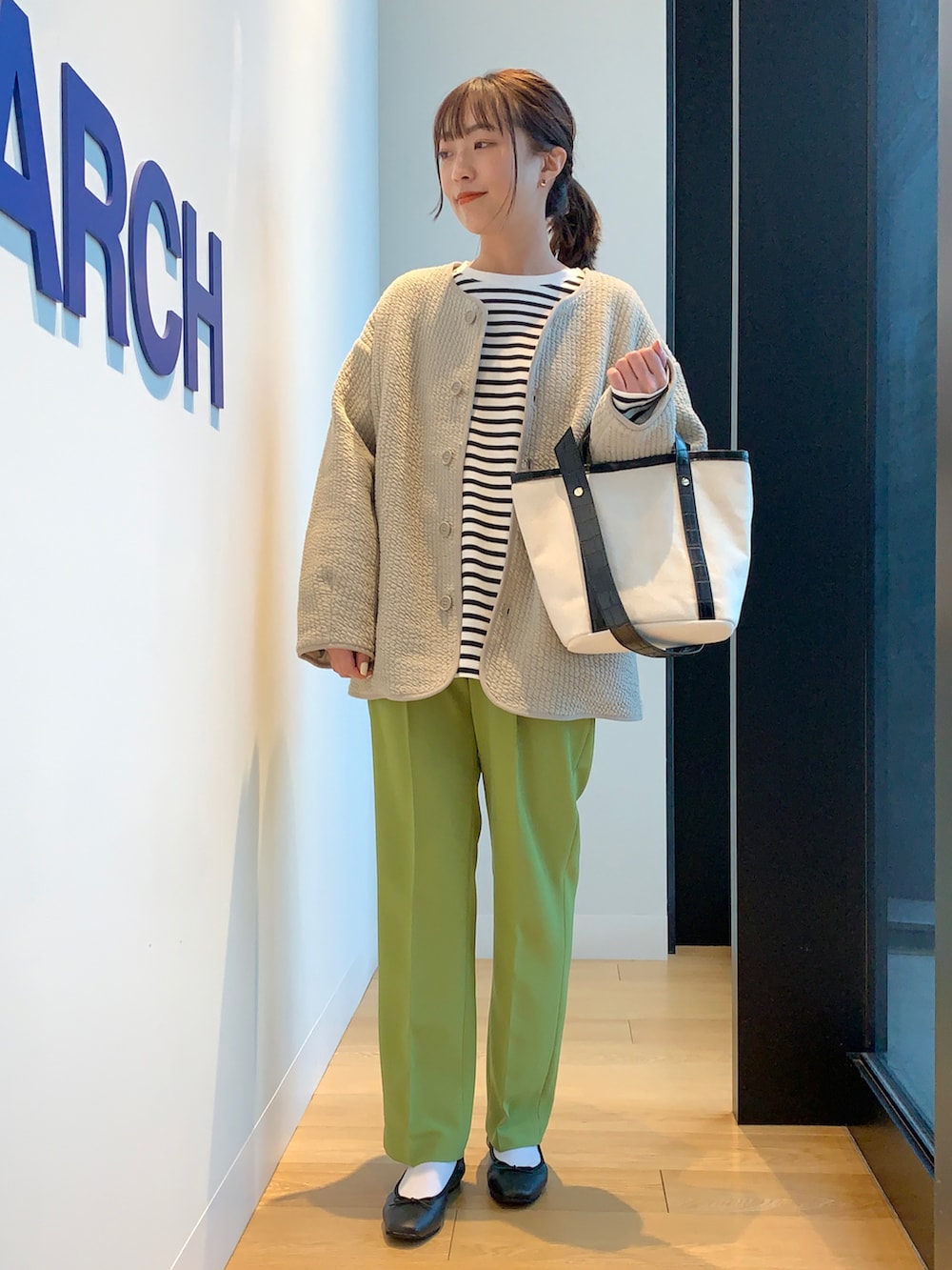 ホワイト系のTシャツ/カットソー、グレー系のノーカラージャケット、グリーン系のその他パンツを着用したレディースの春コーディネートの2枚目の写真