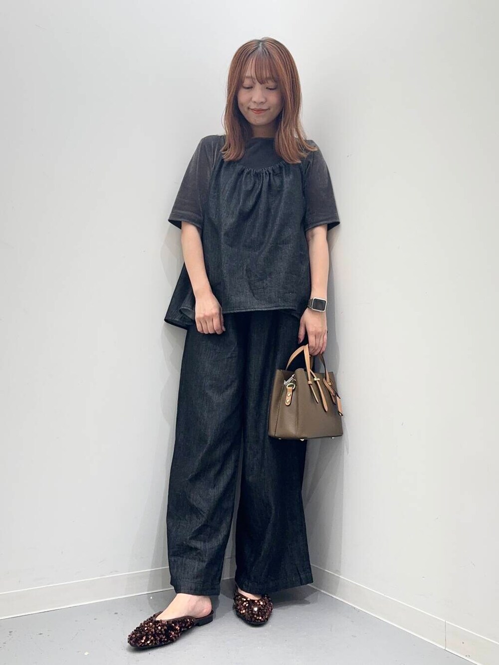 ブラウン系のその他シューズ、グレー系のTシャツ/カットソー、ブラウン系のハンドバッグを着用したレディースの夏コーディネートの5枚目の写真