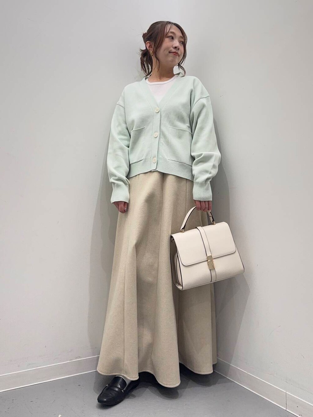 ブラック系のローファー、ホワイト系のTシャツ/カットソー、ホワイト系のハンドバッグを着用したレディースの冬コーディネートの5枚目の写真