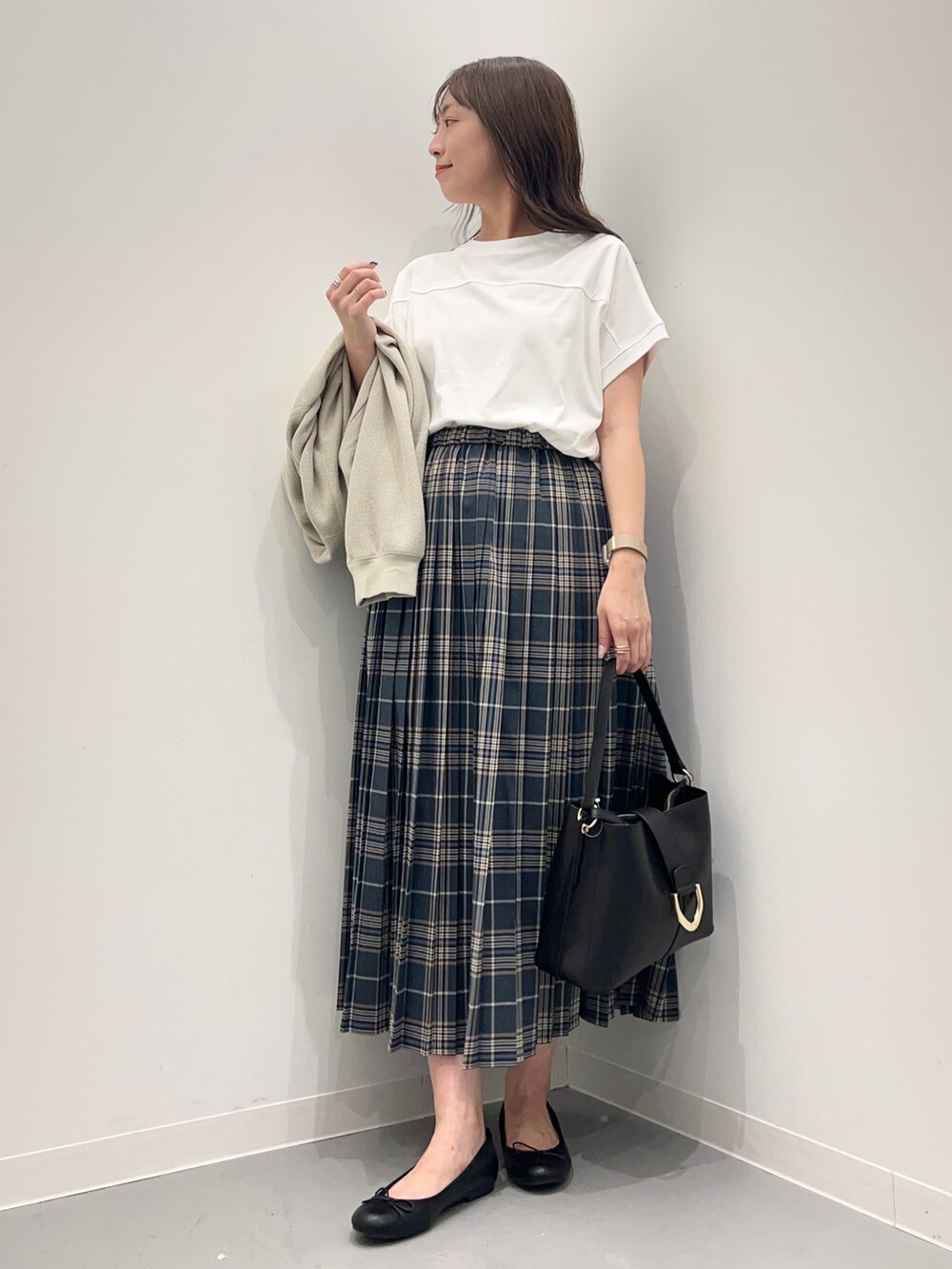ホワイト系のトップス、ブルー系のスカート、ベージュ系のカーディガン/ボレロを着用したレディースの夏コーディネートの5枚目の写真